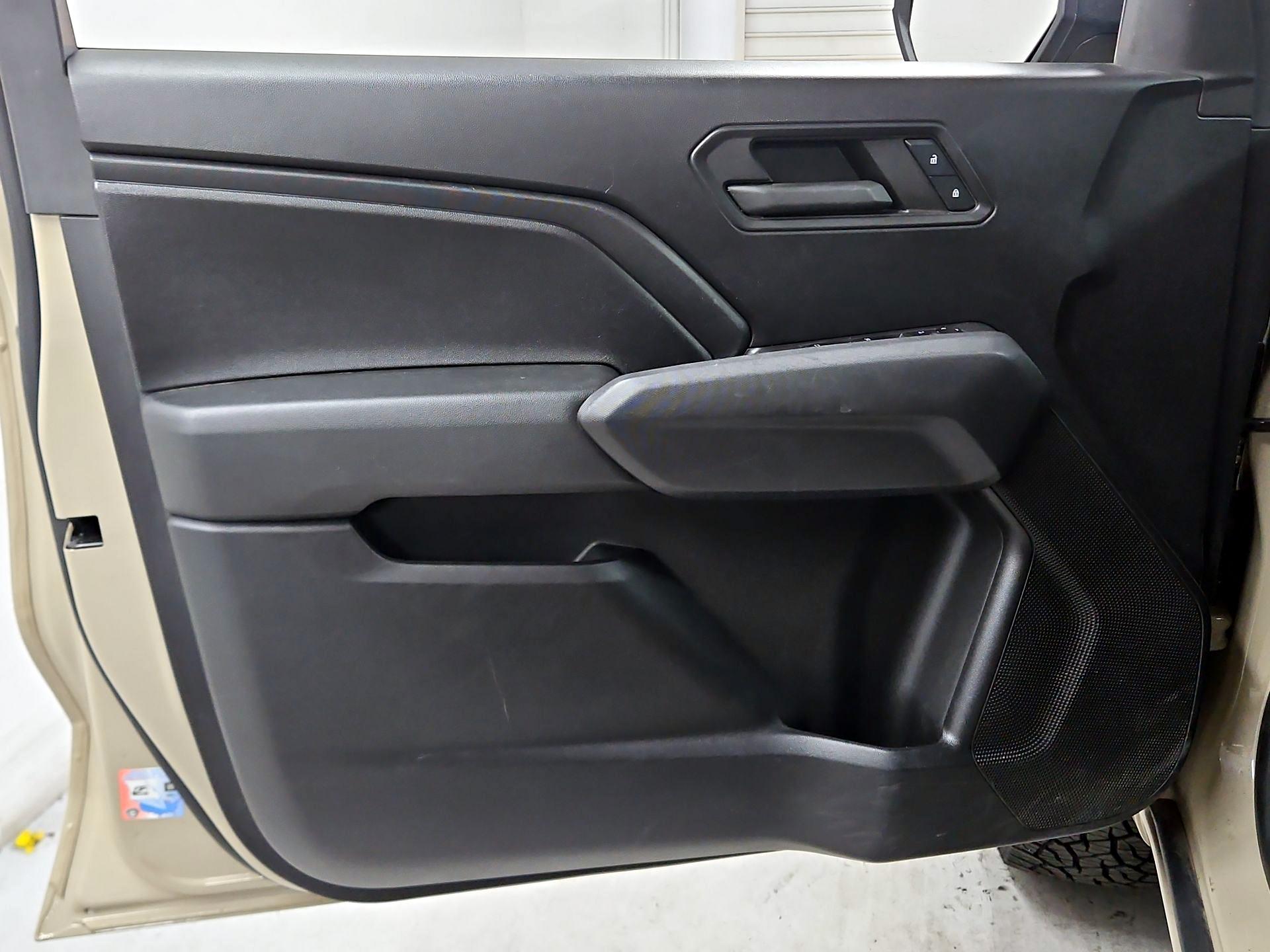 Thumbnail: 2023 Chevrolet Colorado - 12