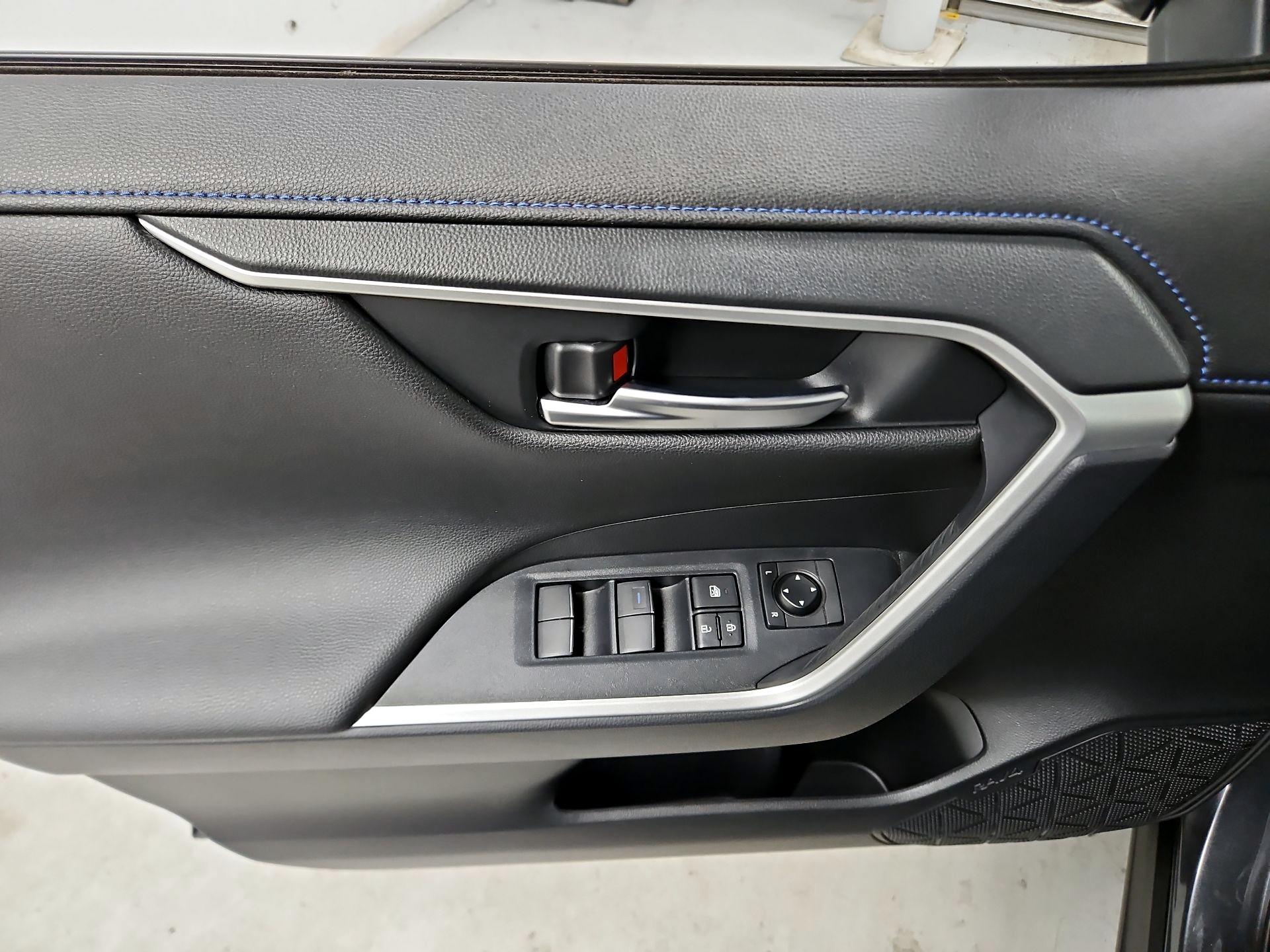 Thumbnail: 2020 Toyota RAV4 - 12