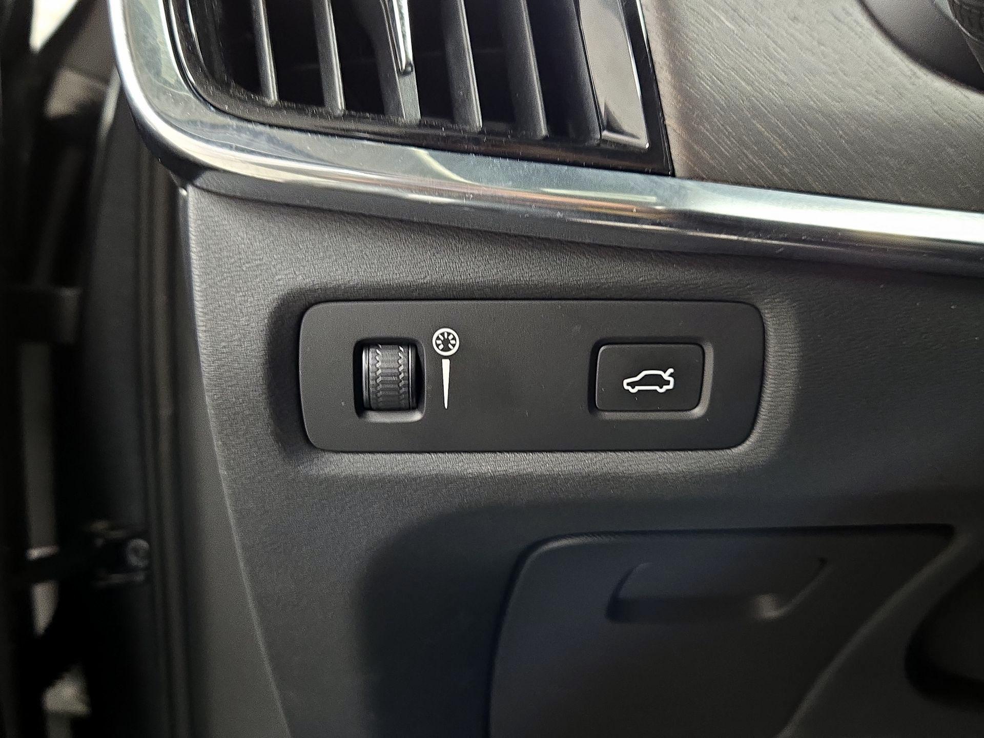 Thumbnail: 2019 Volvo V90 - 13