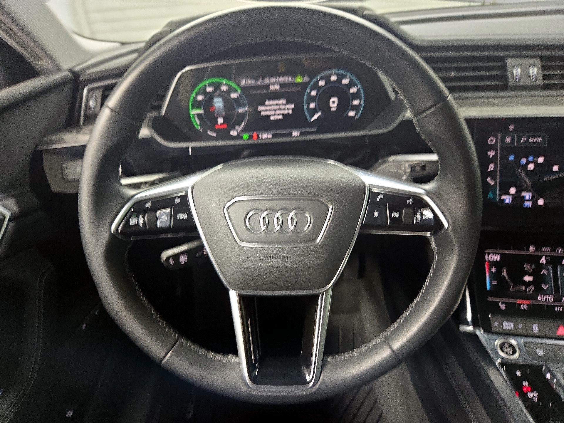 Thumbnail: 2022 Audi e-tron S - 10