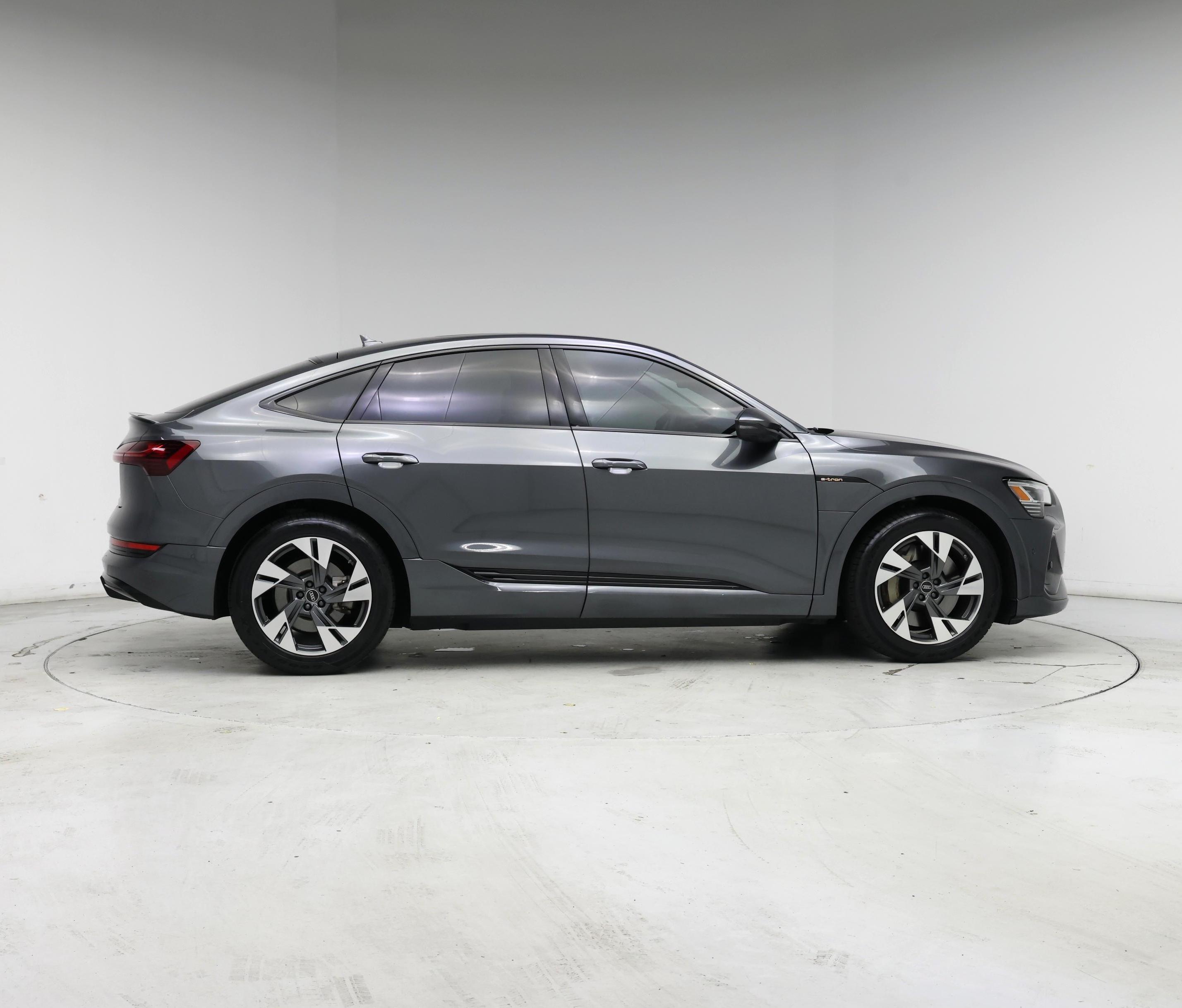 Thumbnail: 2022 Audi e-tron S - 7