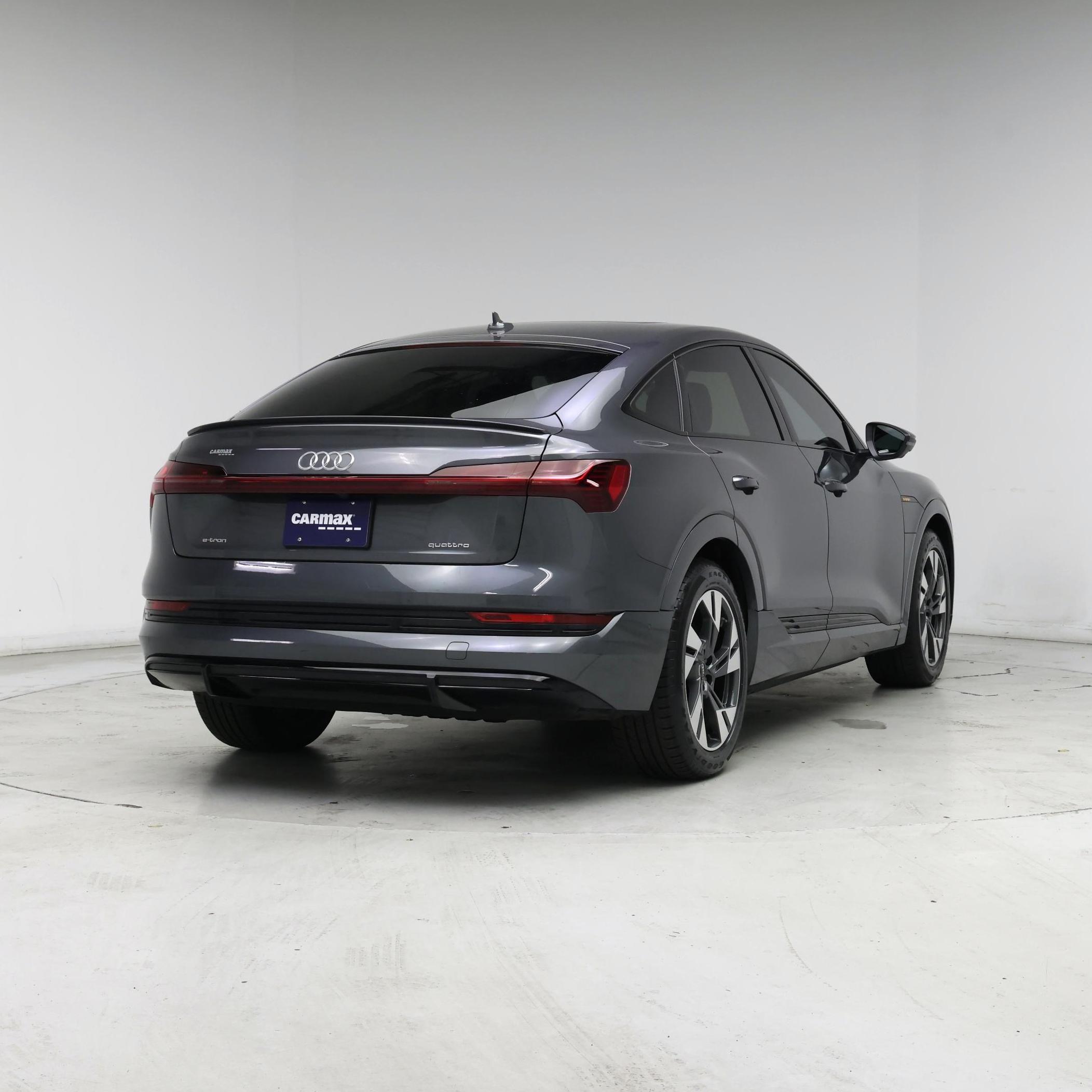 Thumbnail: 2022 Audi e-tron S - 8