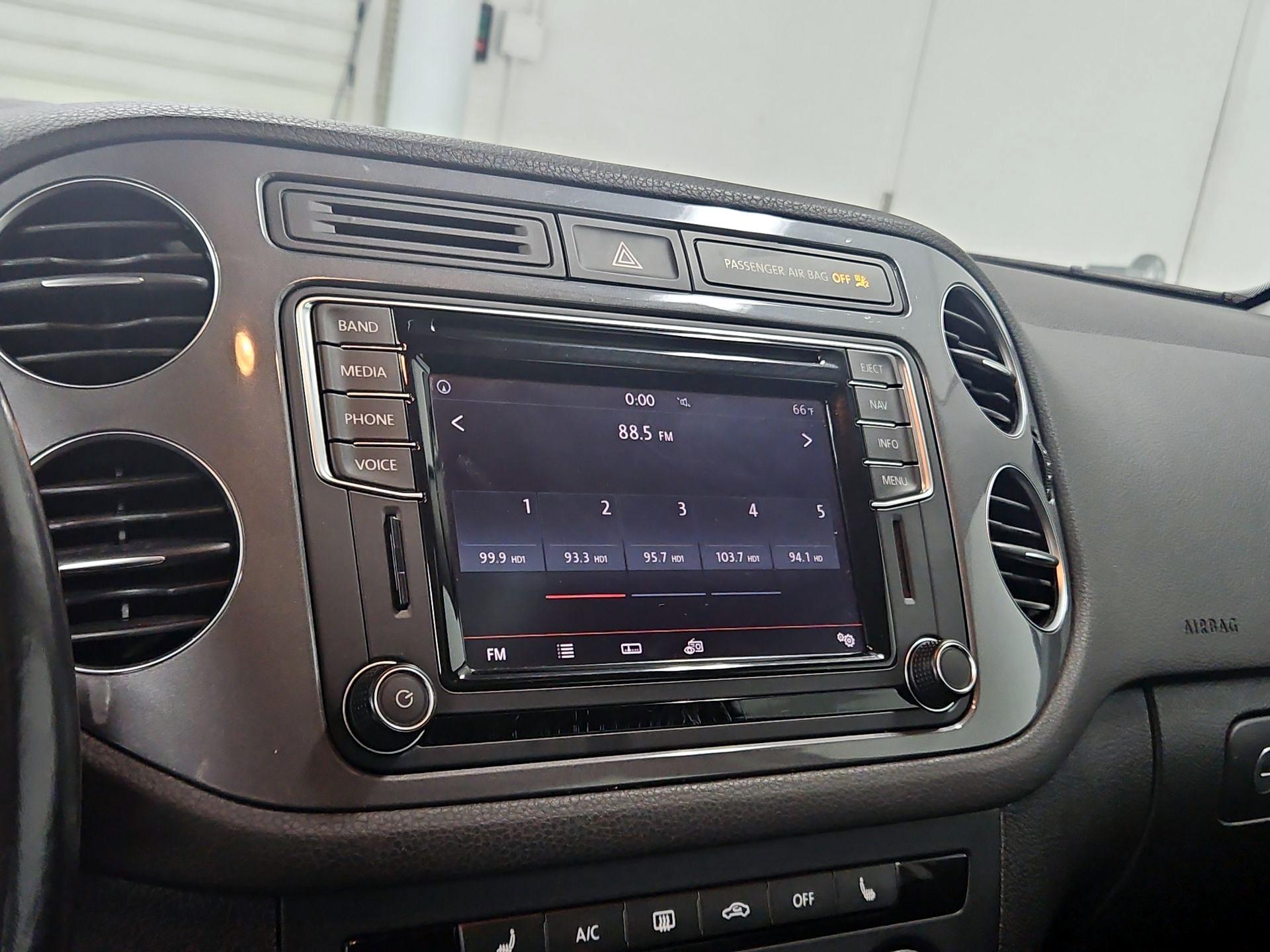 Thumbnail: 2016 Volkswagen Tiguan - 16