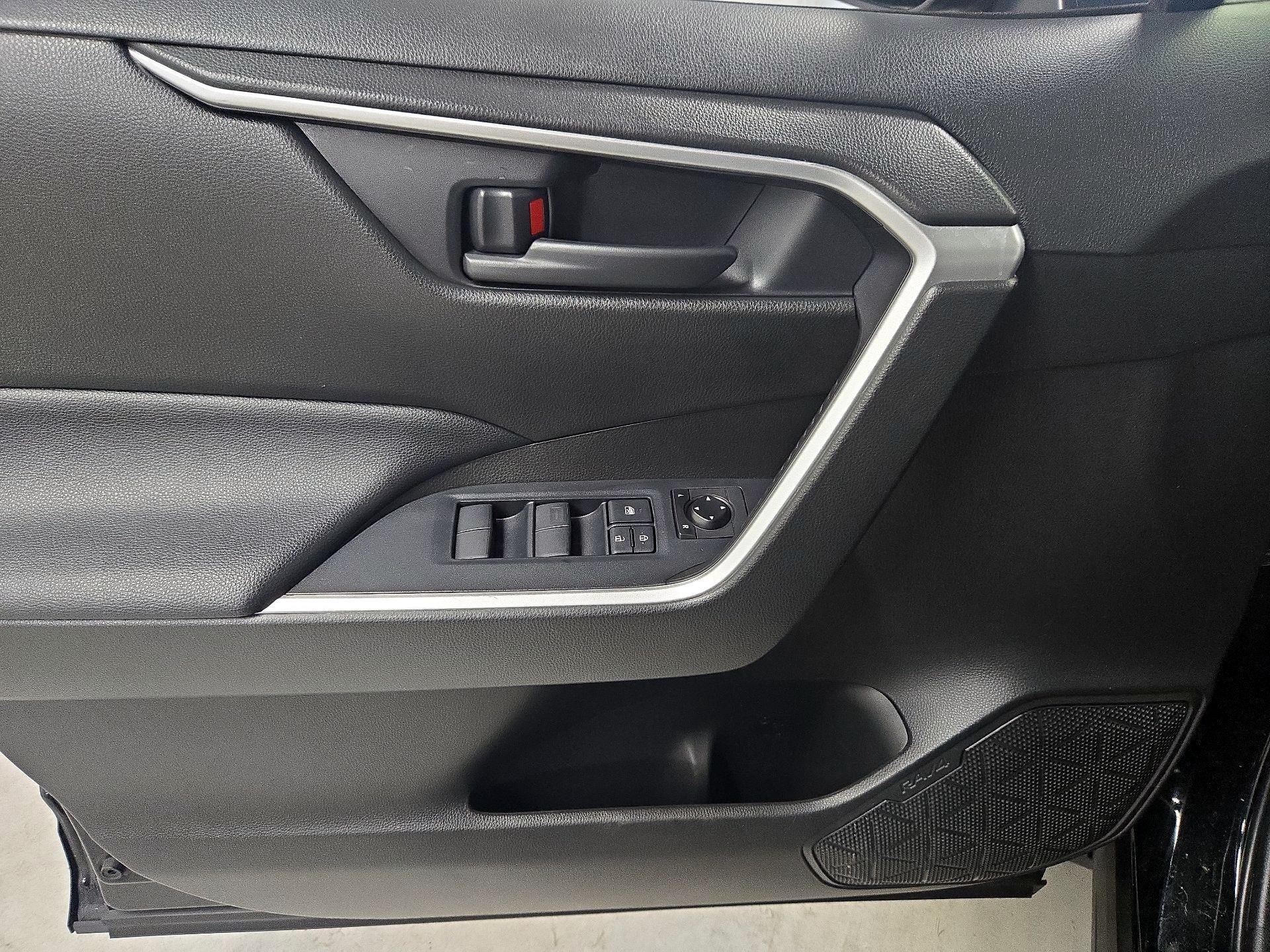 Thumbnail: 2020 Toyota RAV4 - 12