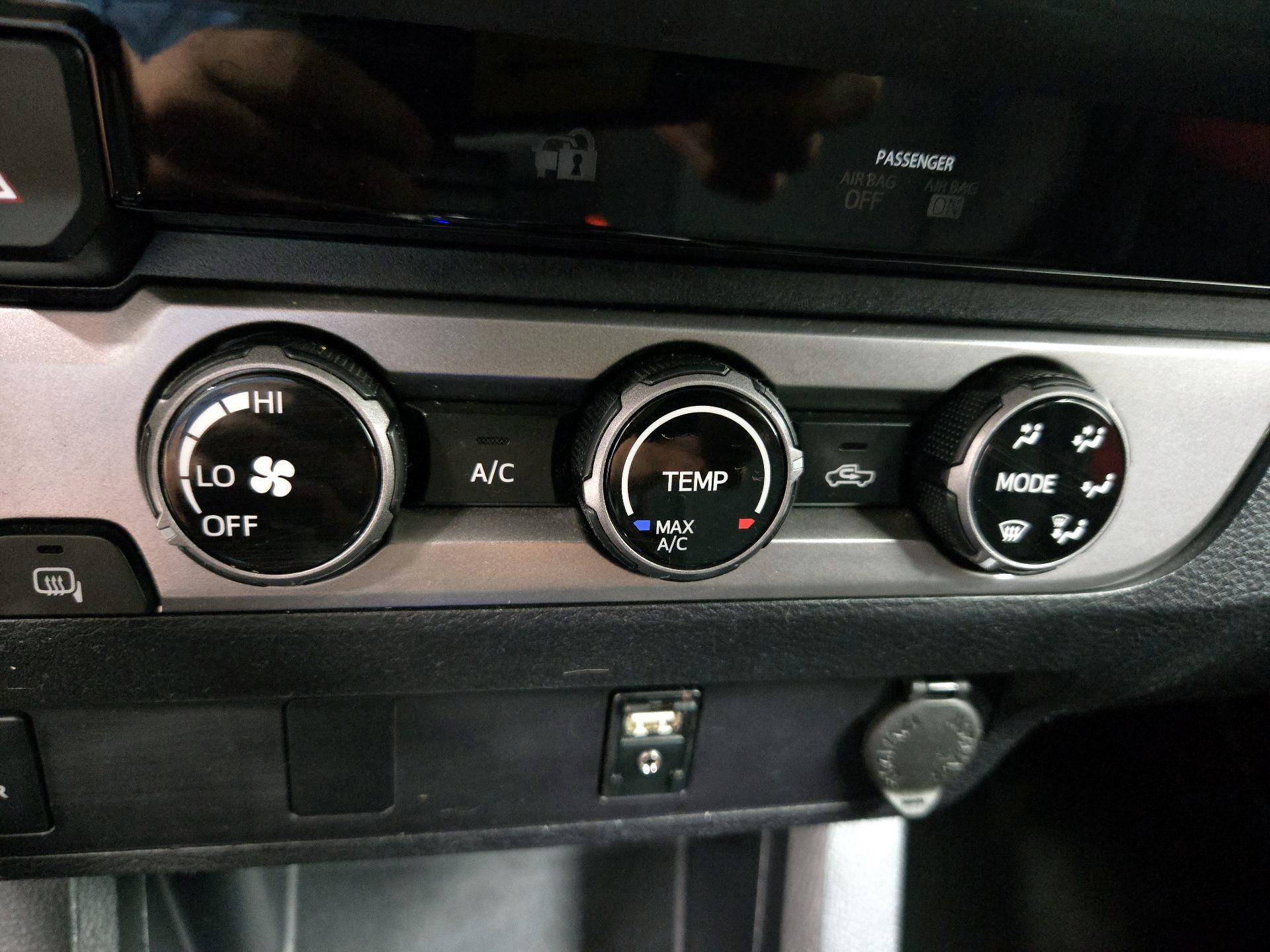 Thumbnail: 2016 Toyota Tacoma - 15