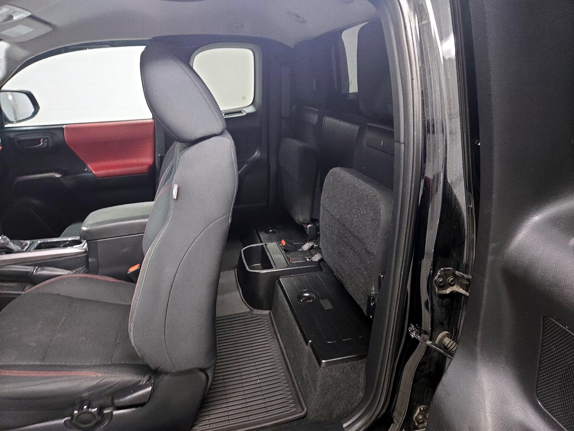 Thumbnail: 2016 Toyota Tacoma - 18