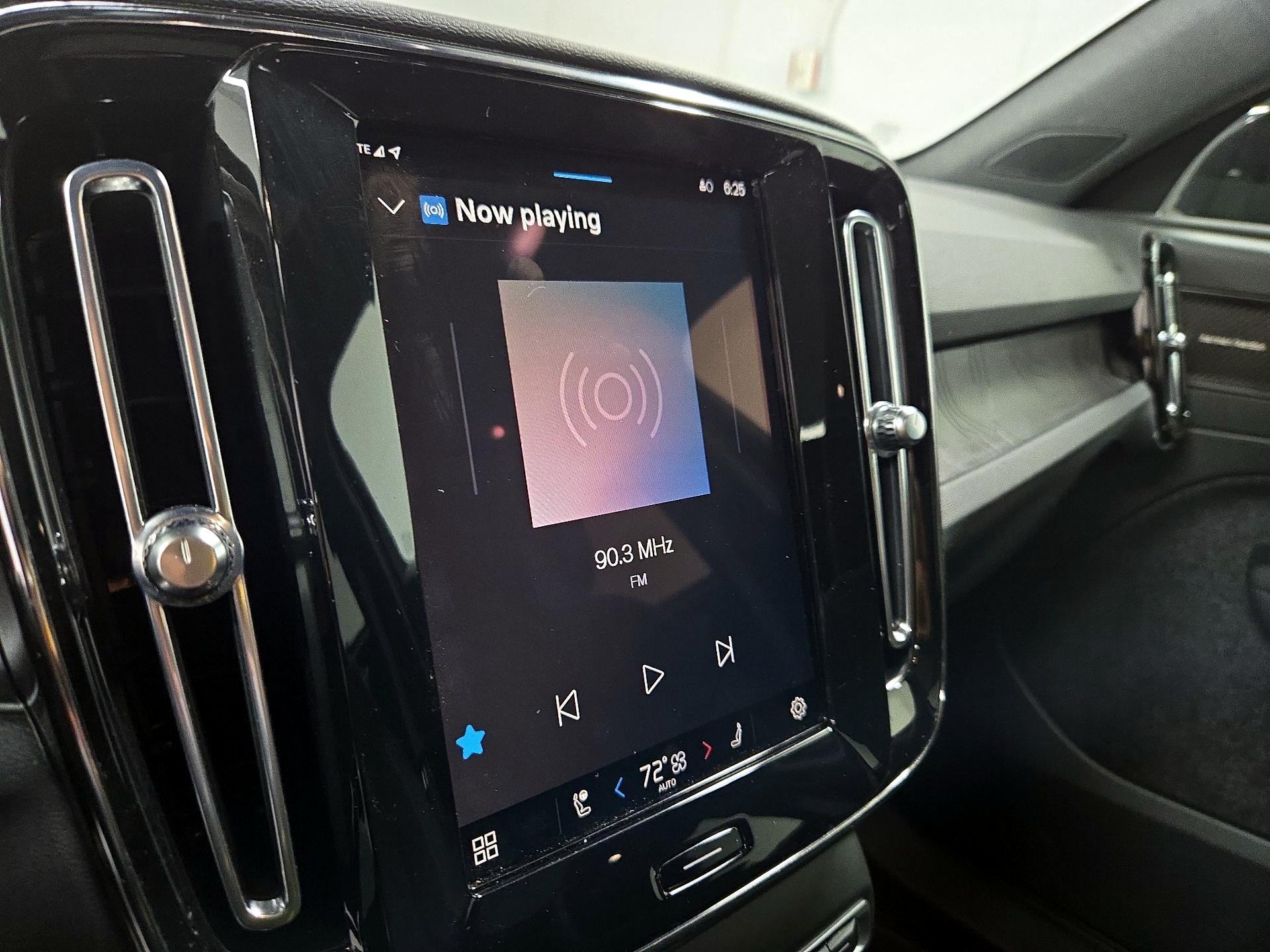 Thumbnail: 2023 Volvo C40 - 16