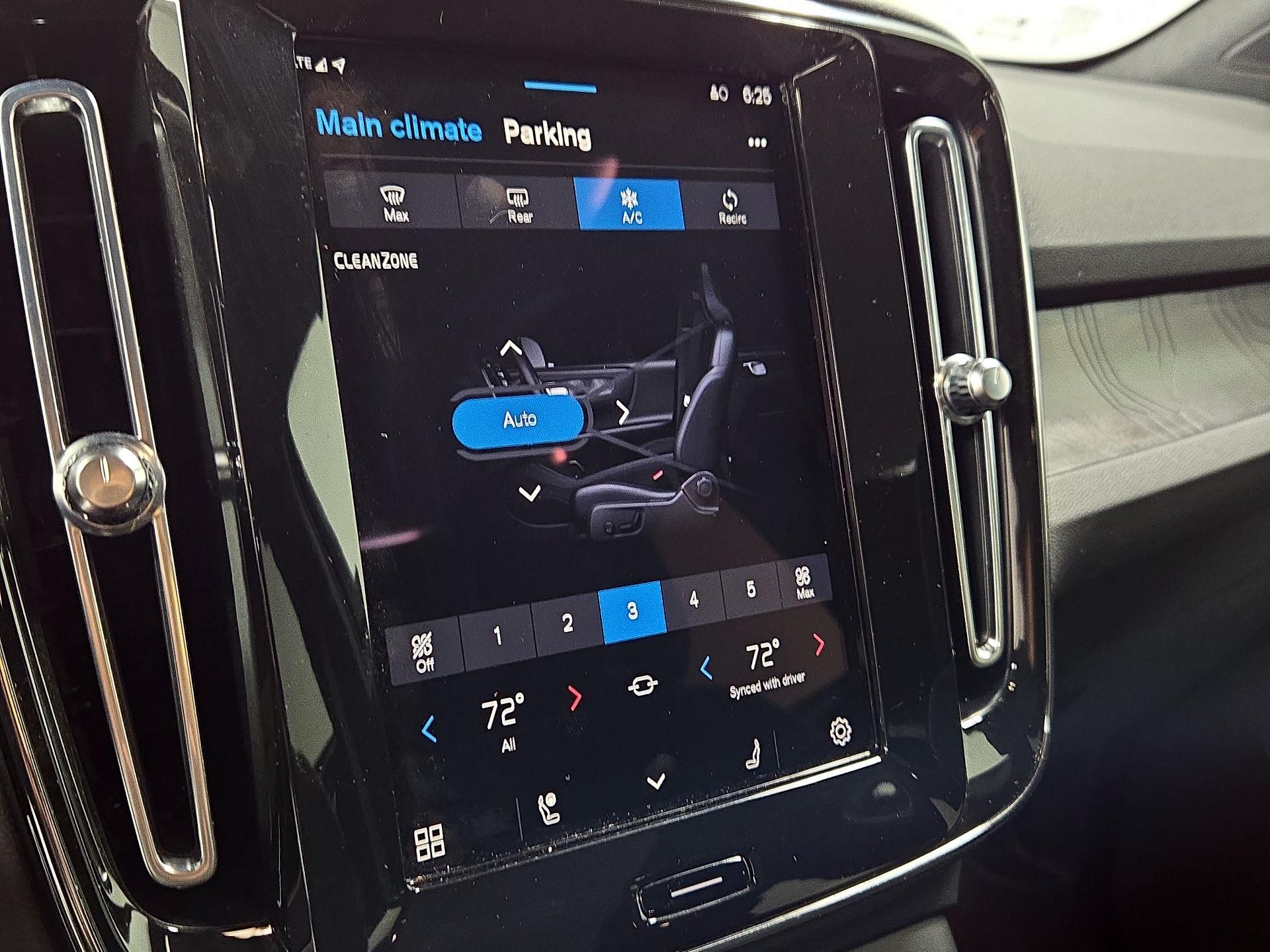 Thumbnail: 2023 Volvo C40 - 17