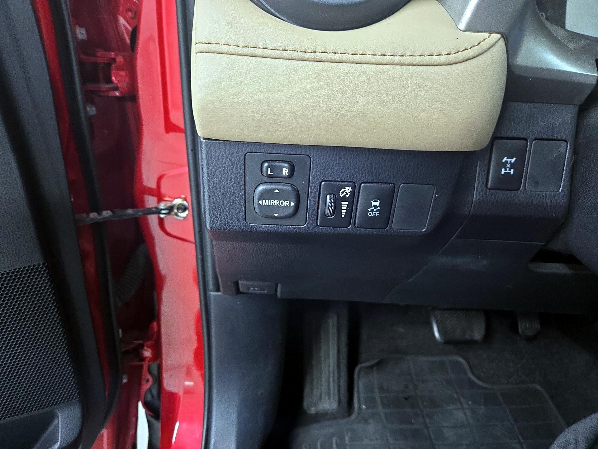 Thumbnail: 2015 Toyota RAV4 - 13