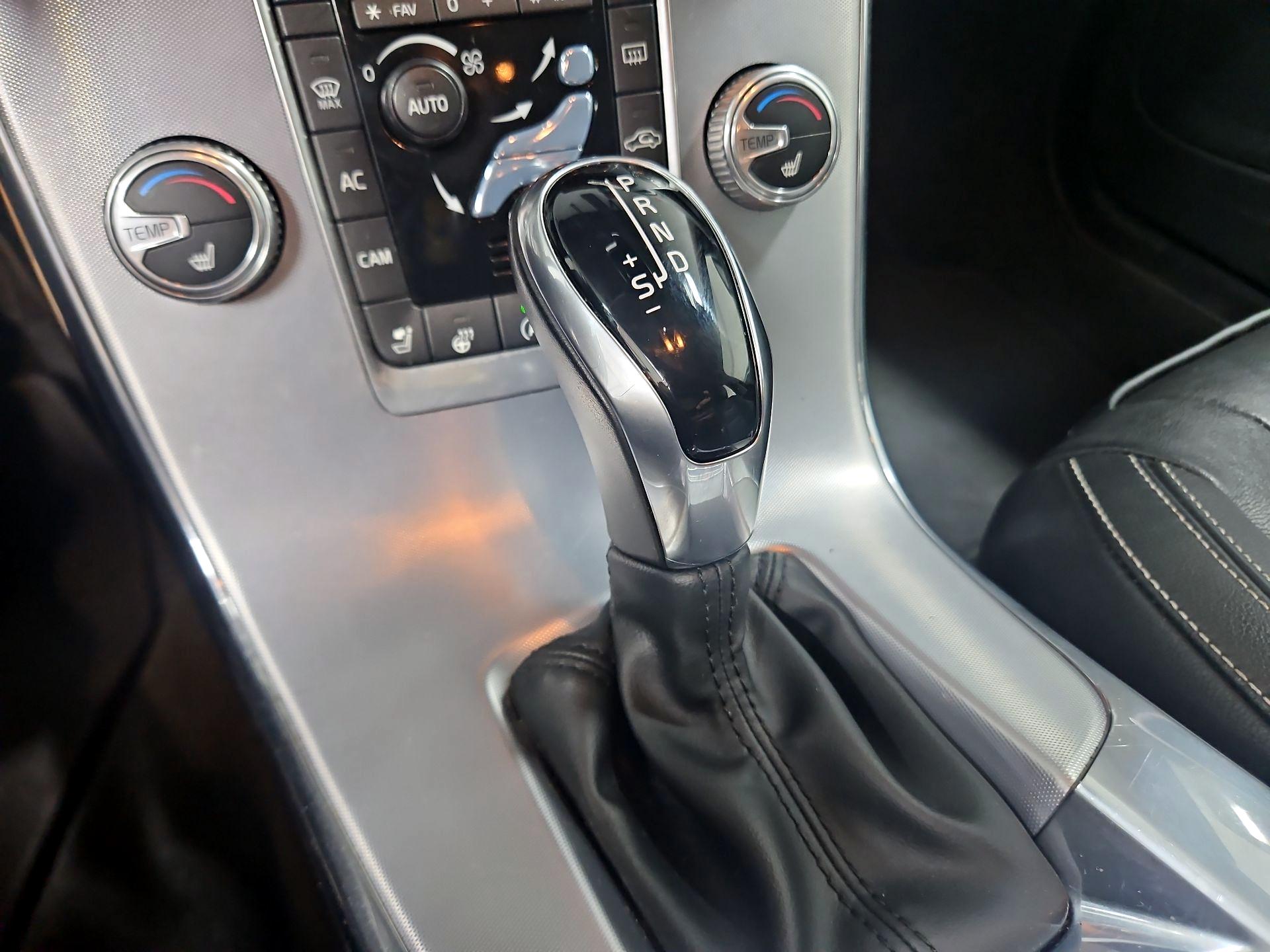 Thumbnail: 2018 Volvo V60 - 16