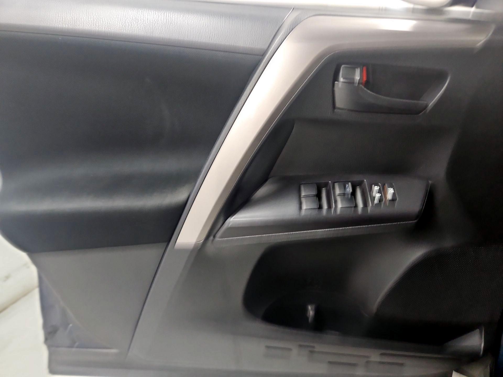 Thumbnail: 2018 Toyota RAV4 - 12