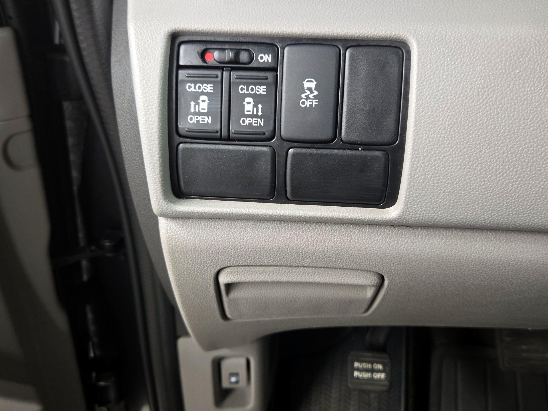 Thumbnail: 2016 Honda Odyssey - 13