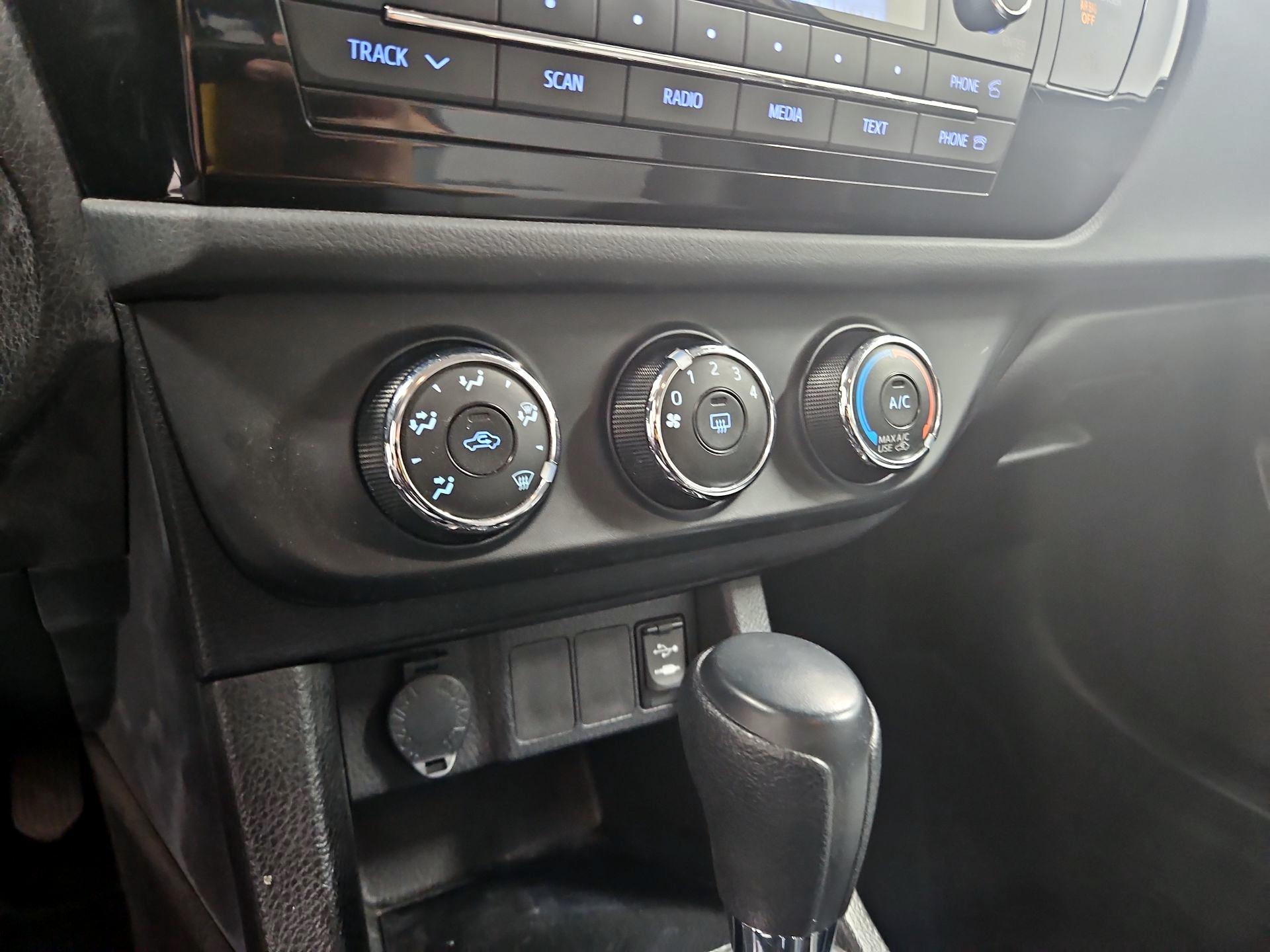 Thumbnail: 2015 Toyota Corolla - 15