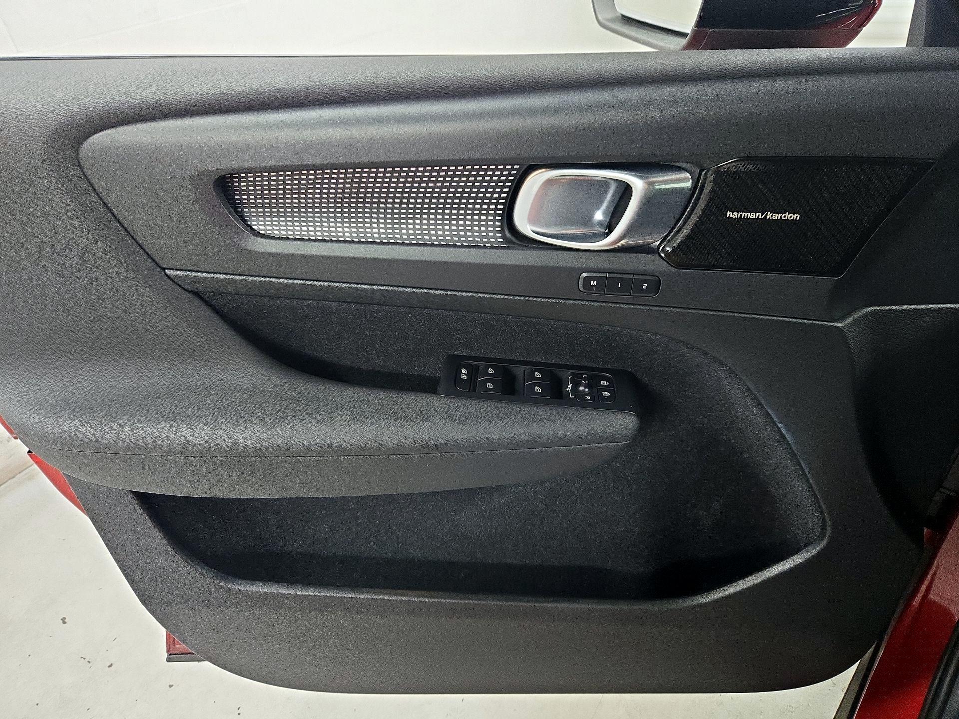 Thumbnail: 2020 Volvo XC40 - 12