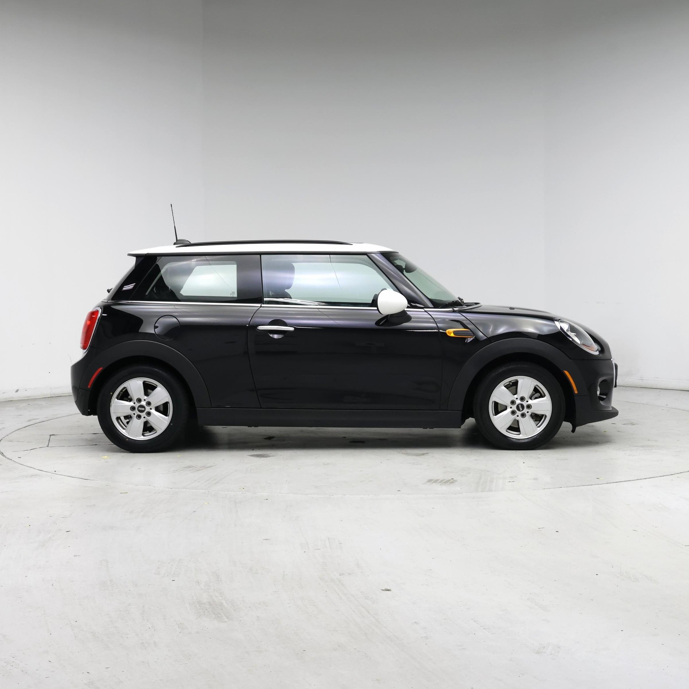Thumbnail: 2017 MINI Cooper Hardtop - 7