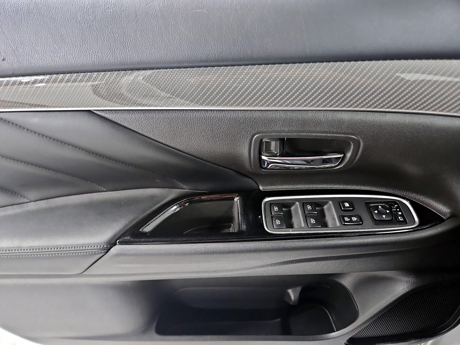 Thumbnail: 2019 Mitsubishi Outlander - 12