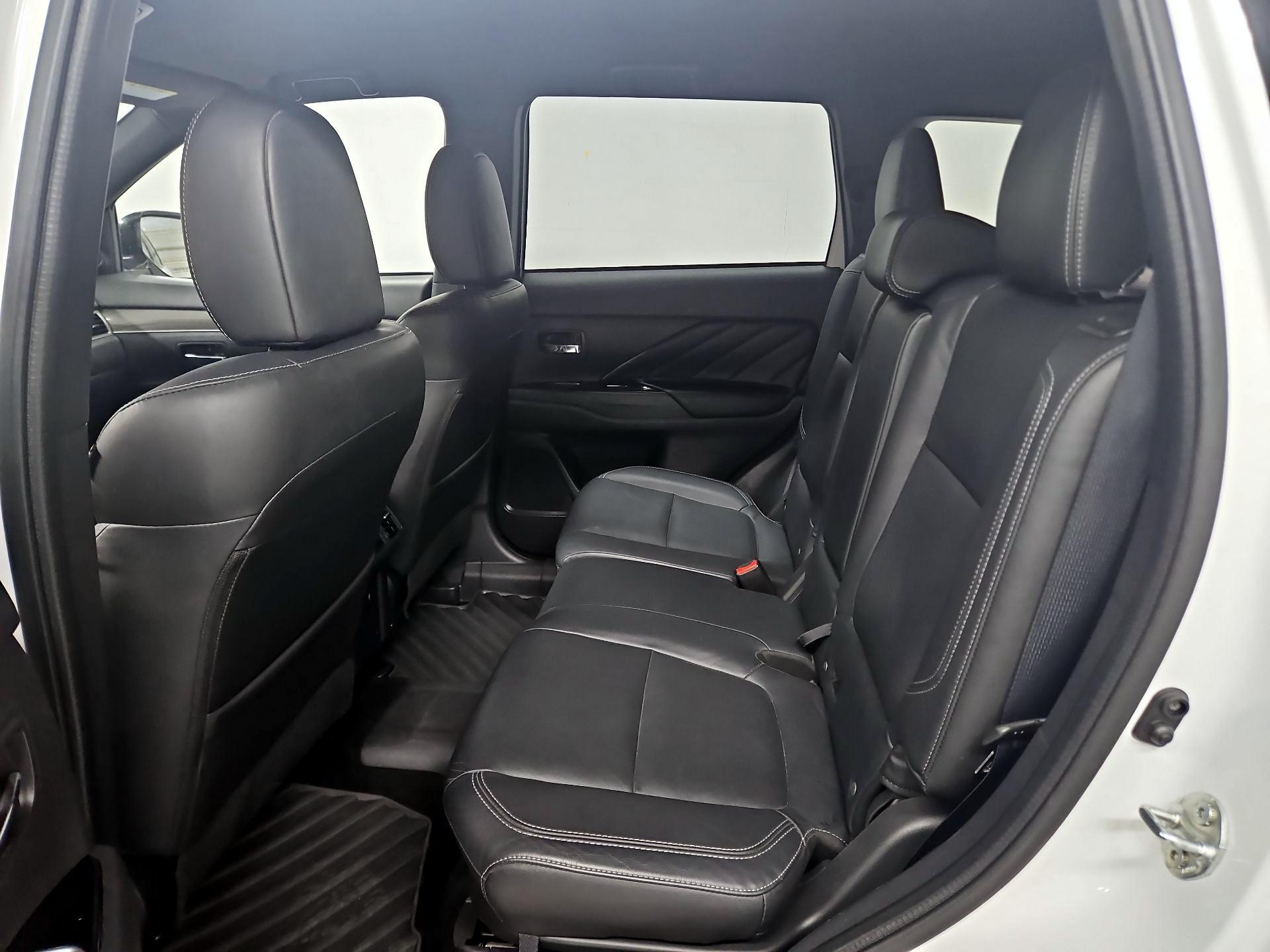 Thumbnail: 2019 Mitsubishi Outlander - 19