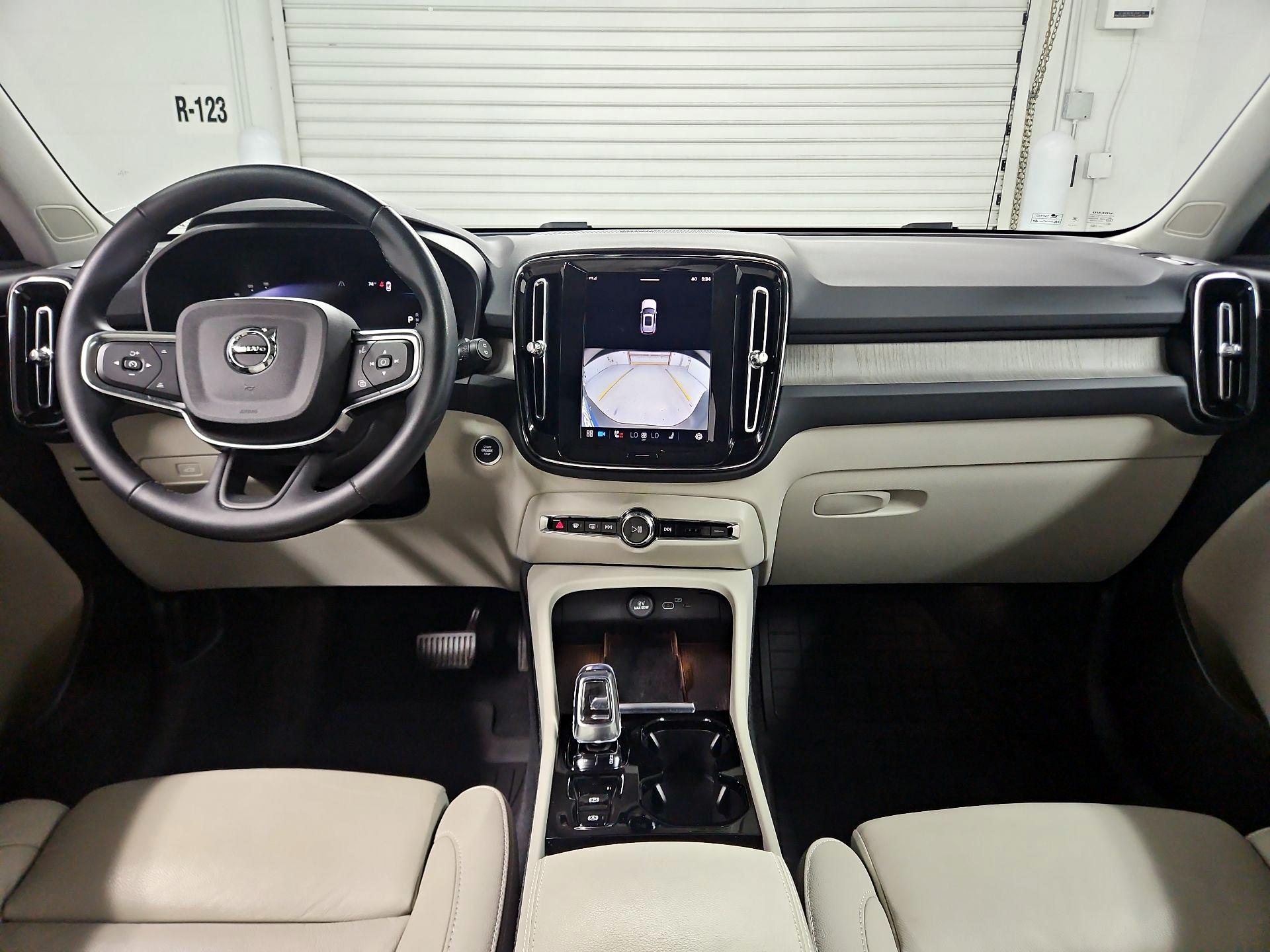 Thumbnail: 2023 Volvo XC40 - 9