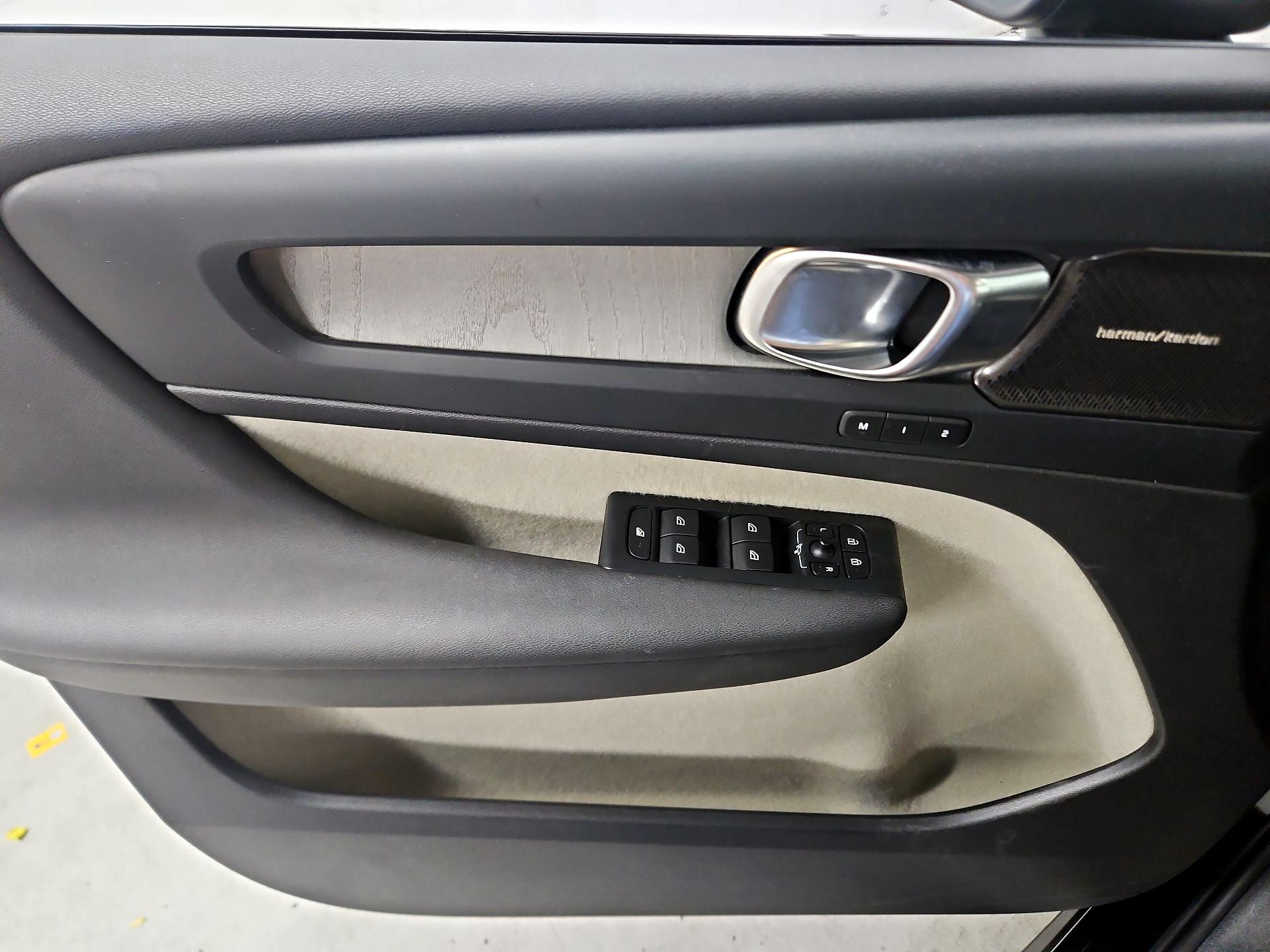 Thumbnail: 2023 Volvo XC40 - 12