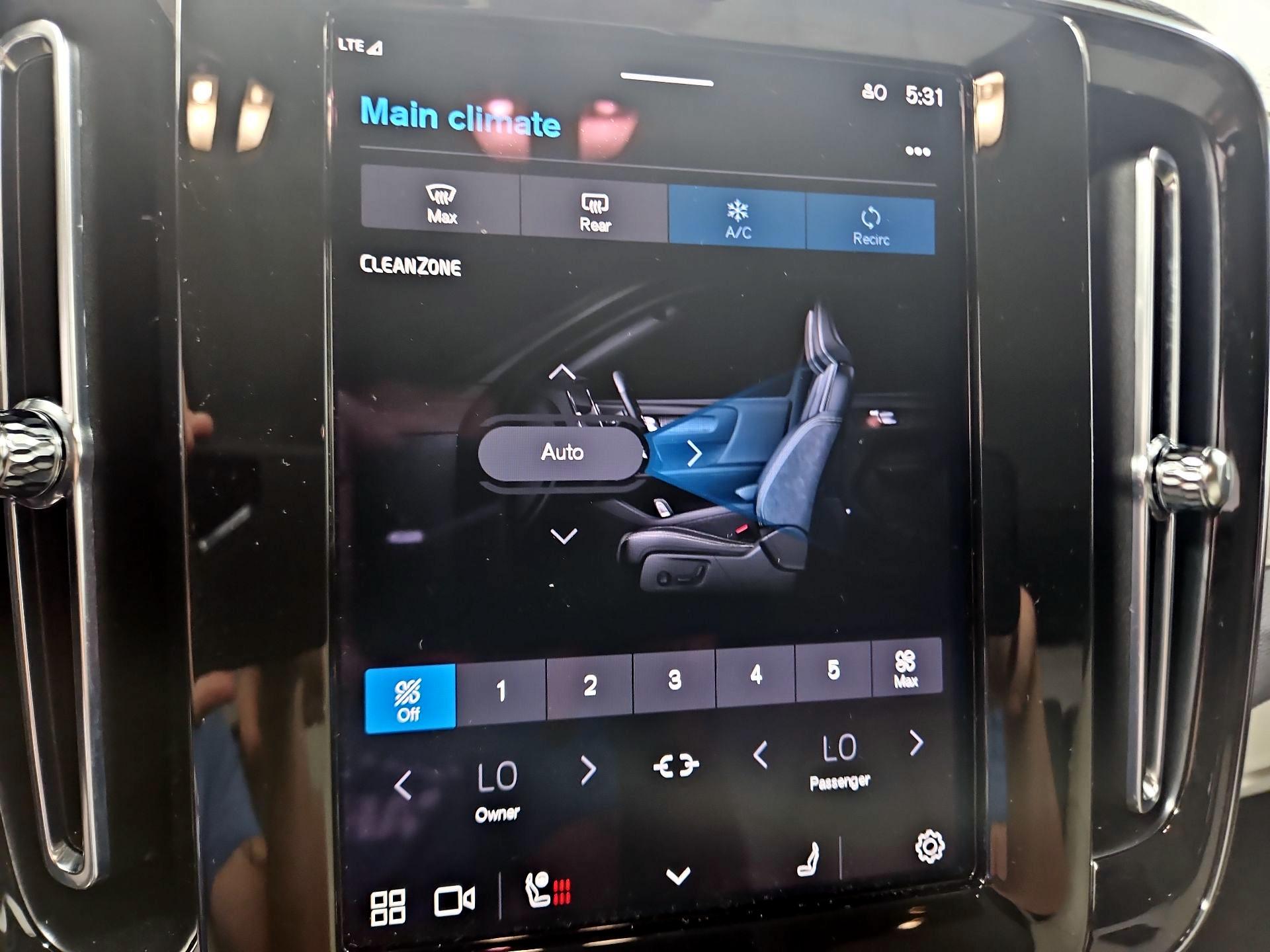 Thumbnail: 2023 Volvo XC40 - 16