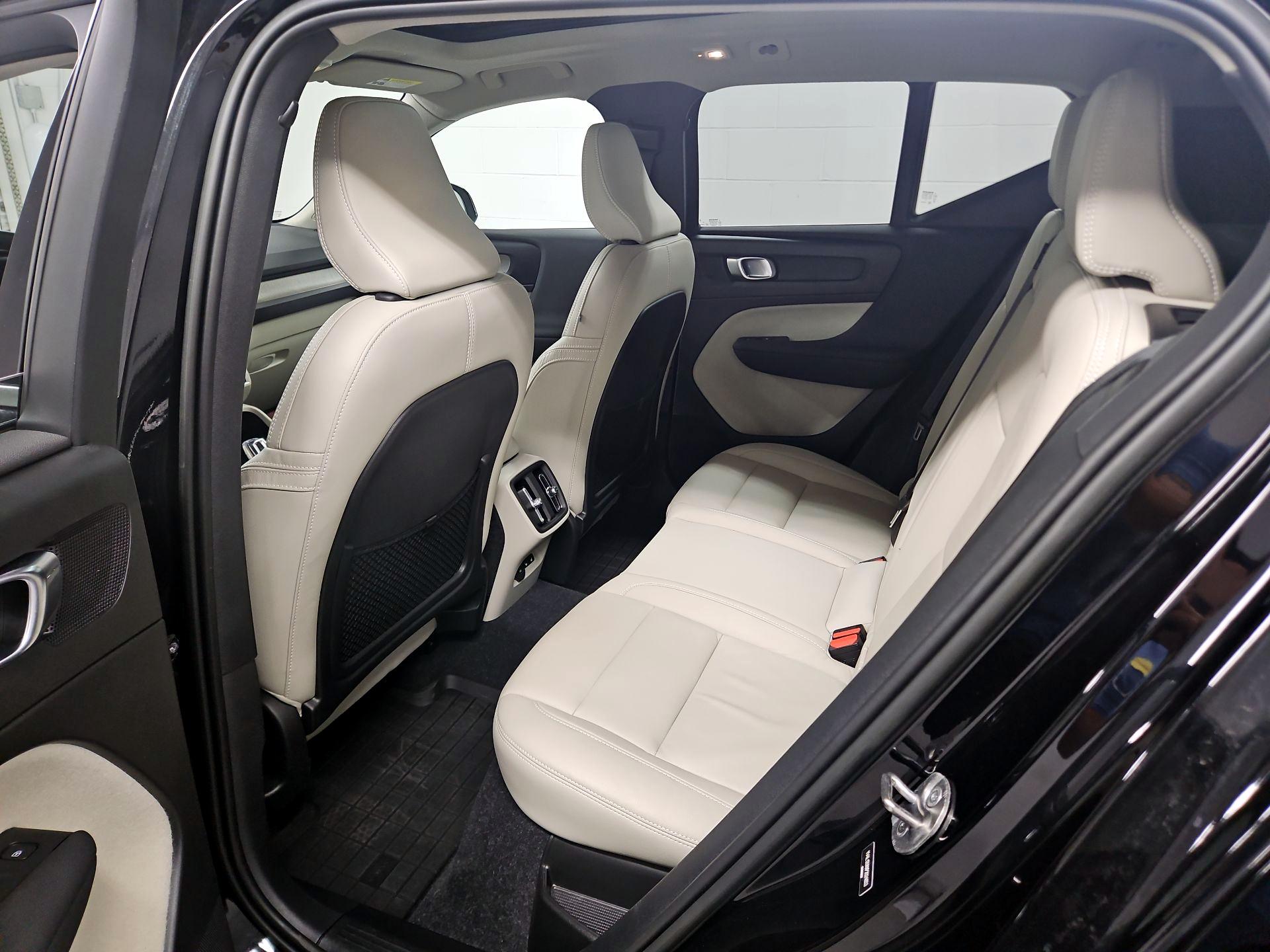 Thumbnail: 2023 Volvo XC40 - 20