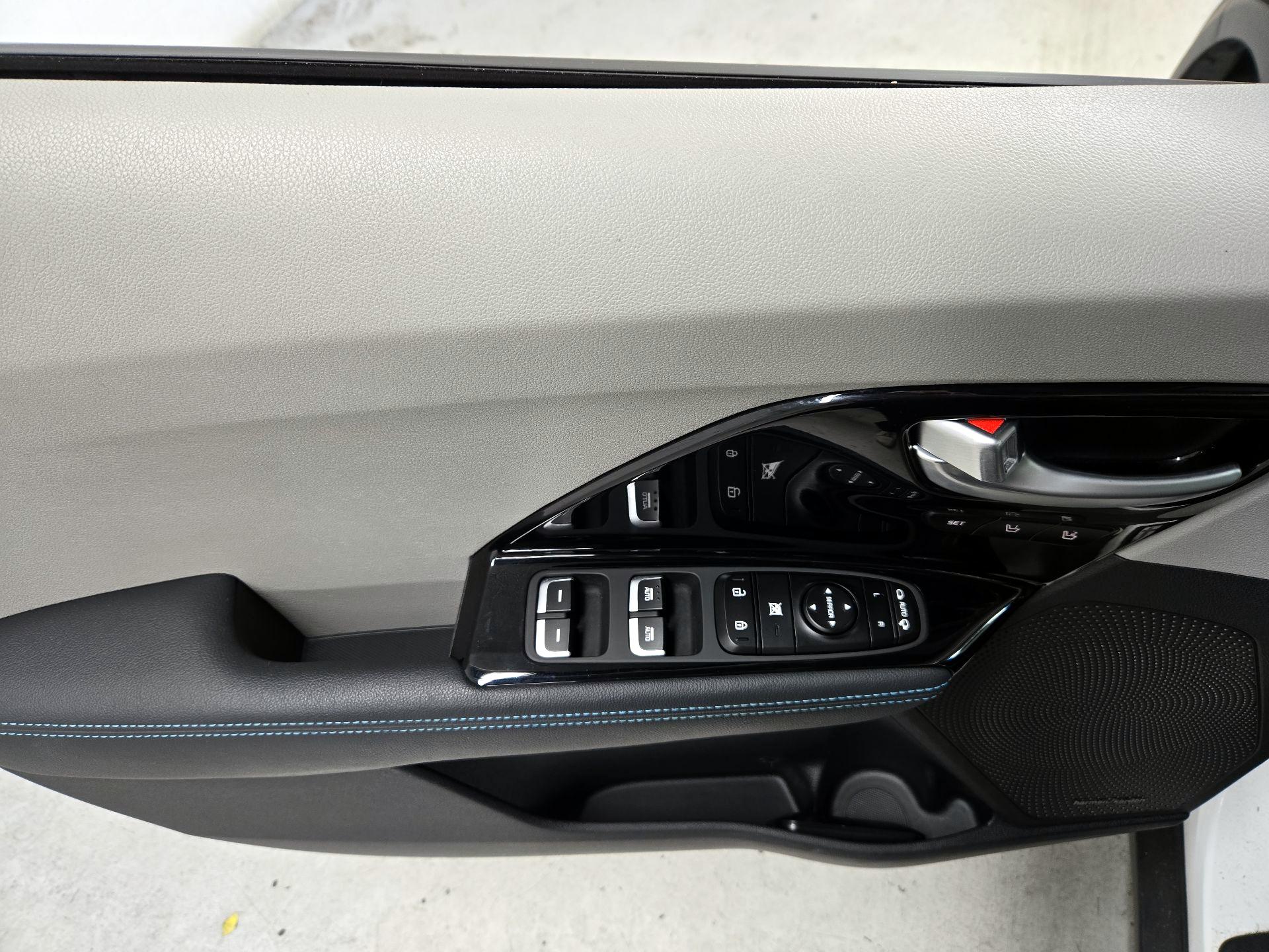 Thumbnail: 2018 Kia Niro - 12