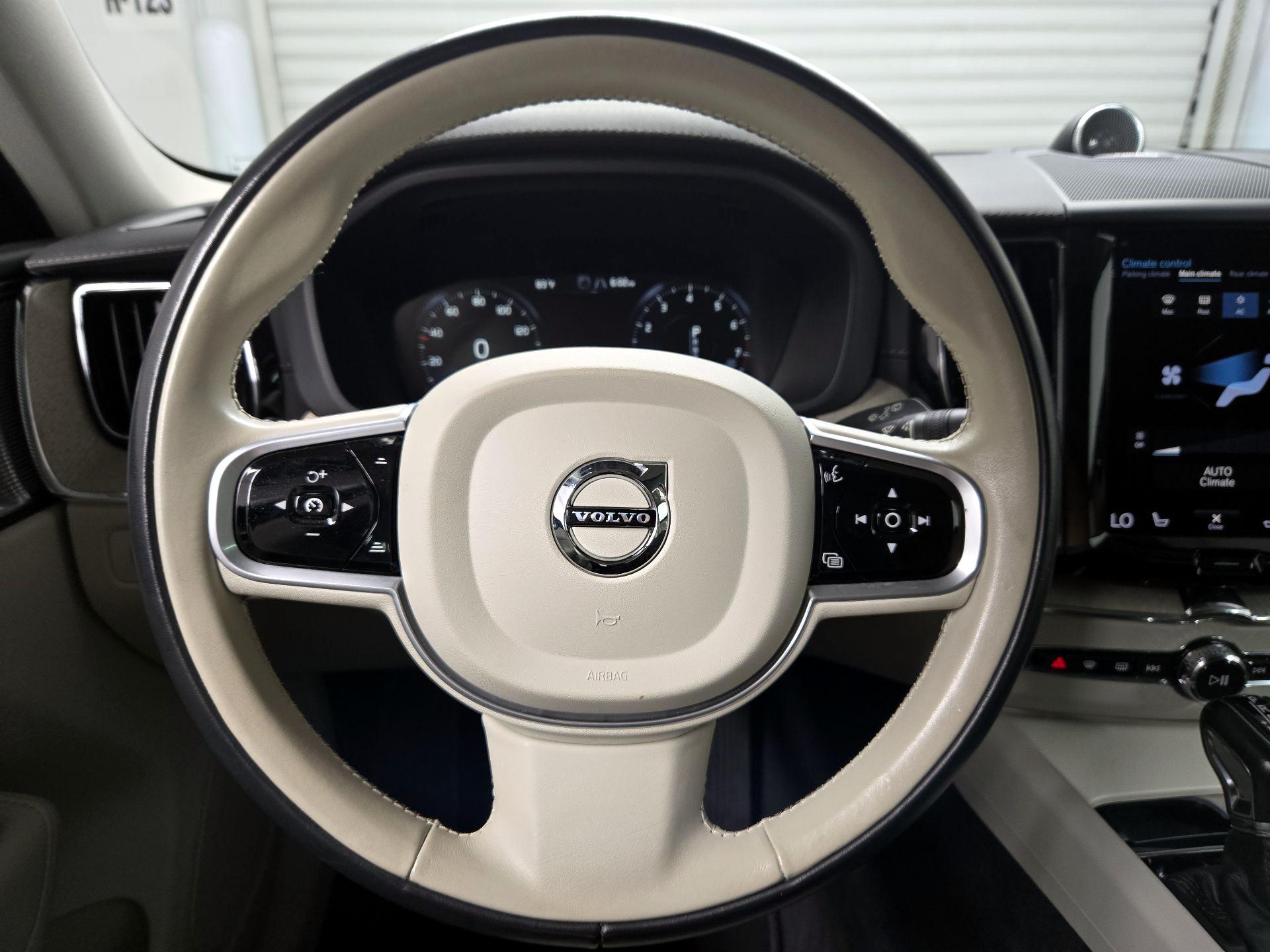 Thumbnail: 2021 Volvo XC60 - 10