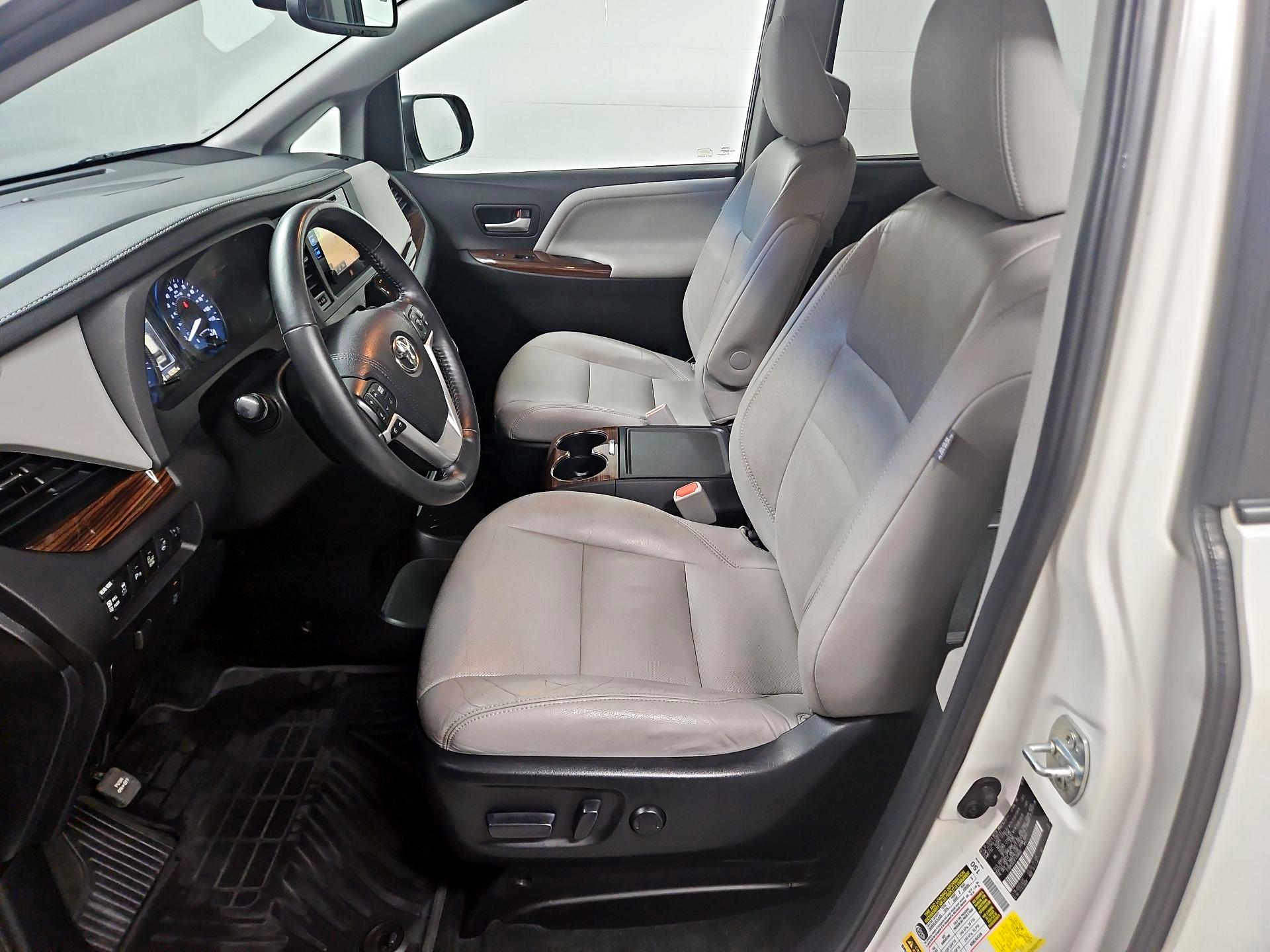 Thumbnail: 2015 Toyota Sienna - 11