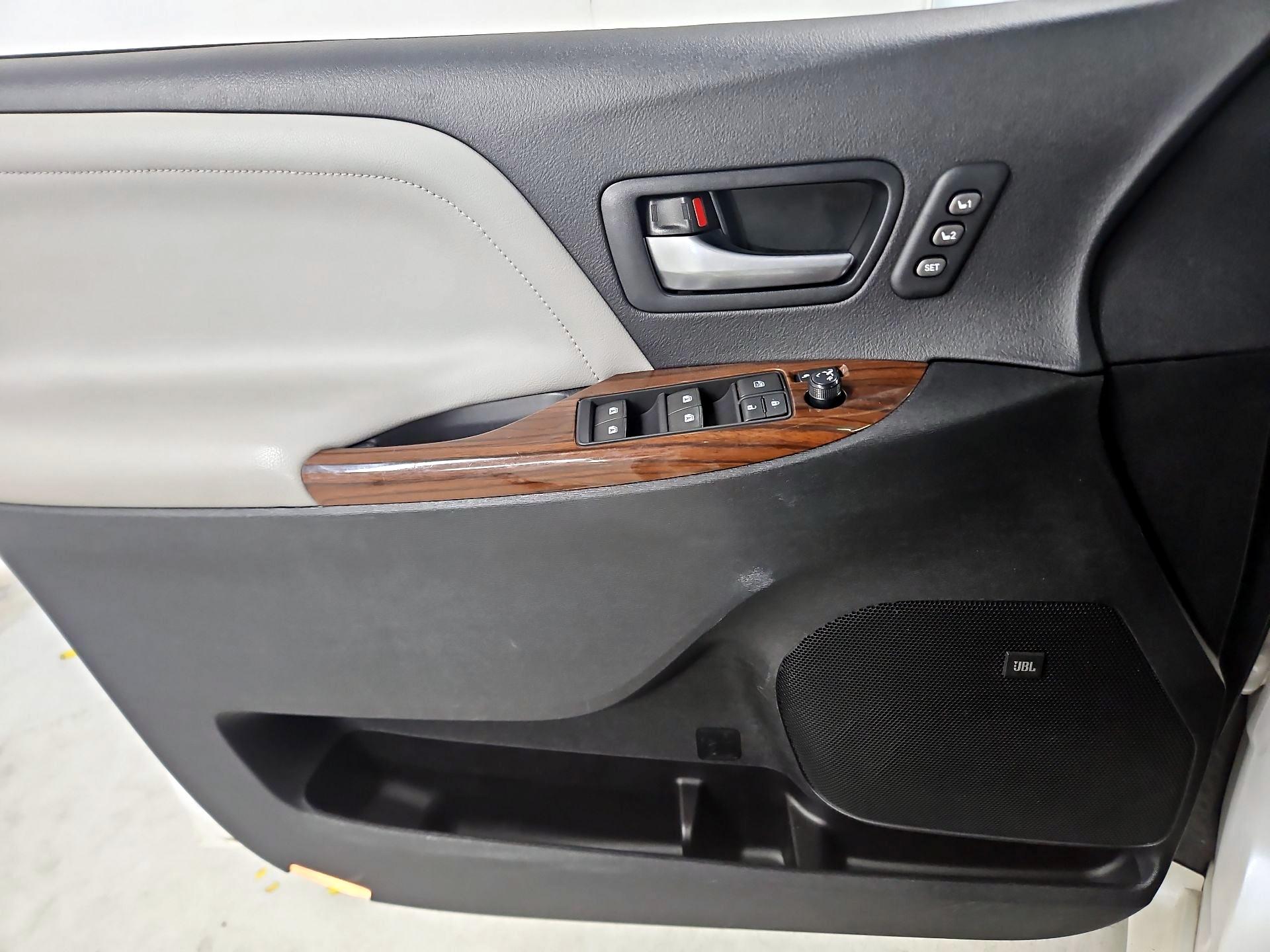 Thumbnail: 2015 Toyota Sienna - 12