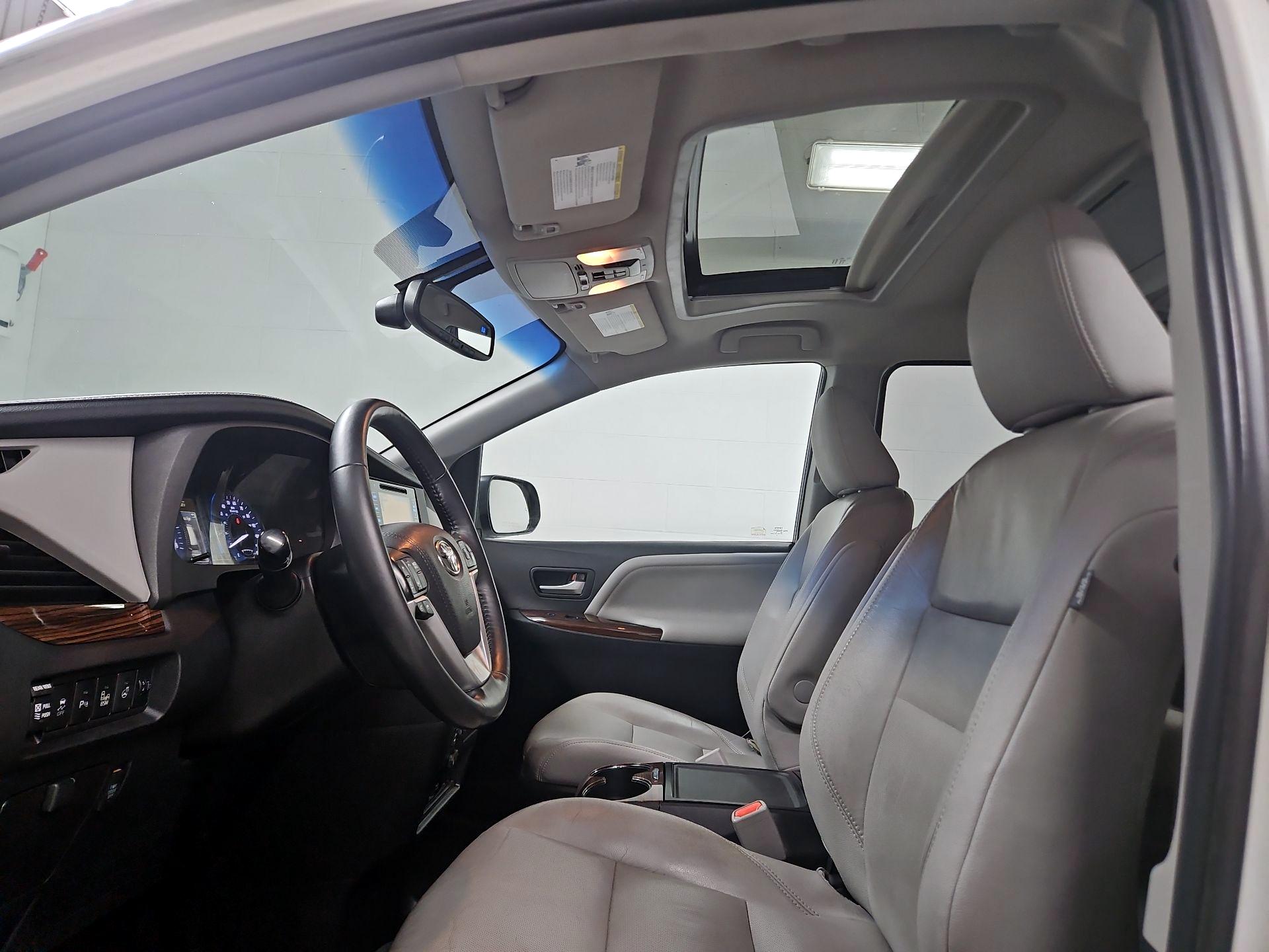 Thumbnail: 2015 Toyota Sienna - 20