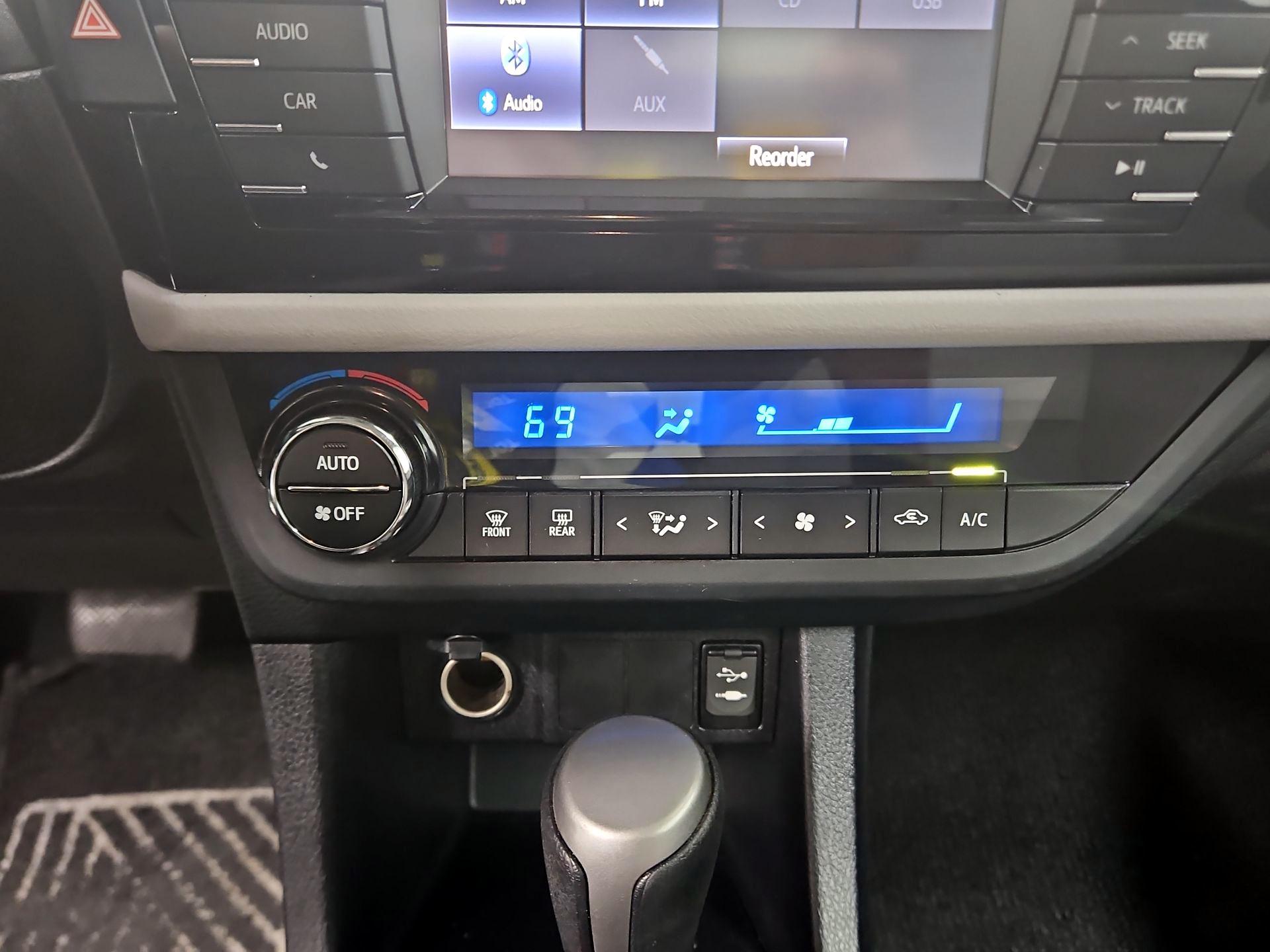Thumbnail: 2015 Toyota Corolla - 16