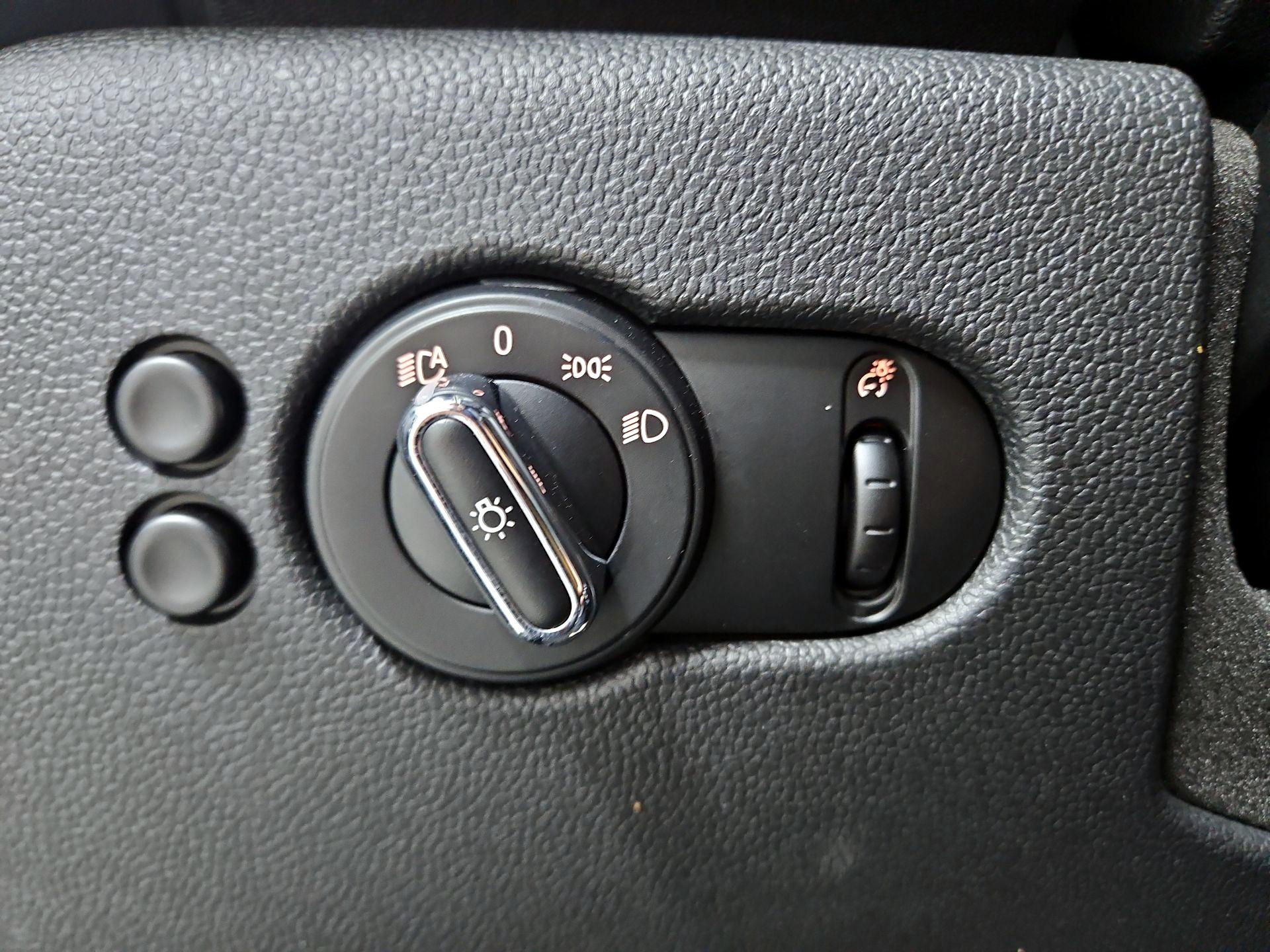 Thumbnail: 2015 MINI Cooper Hardtop - 13