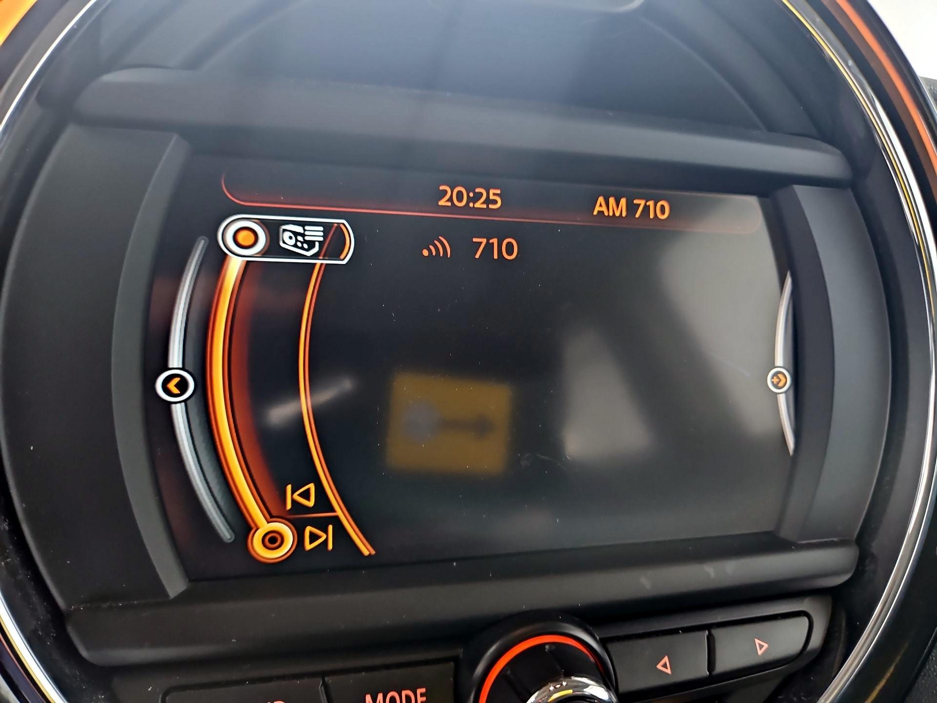 Thumbnail: 2015 MINI Cooper Hardtop - 15