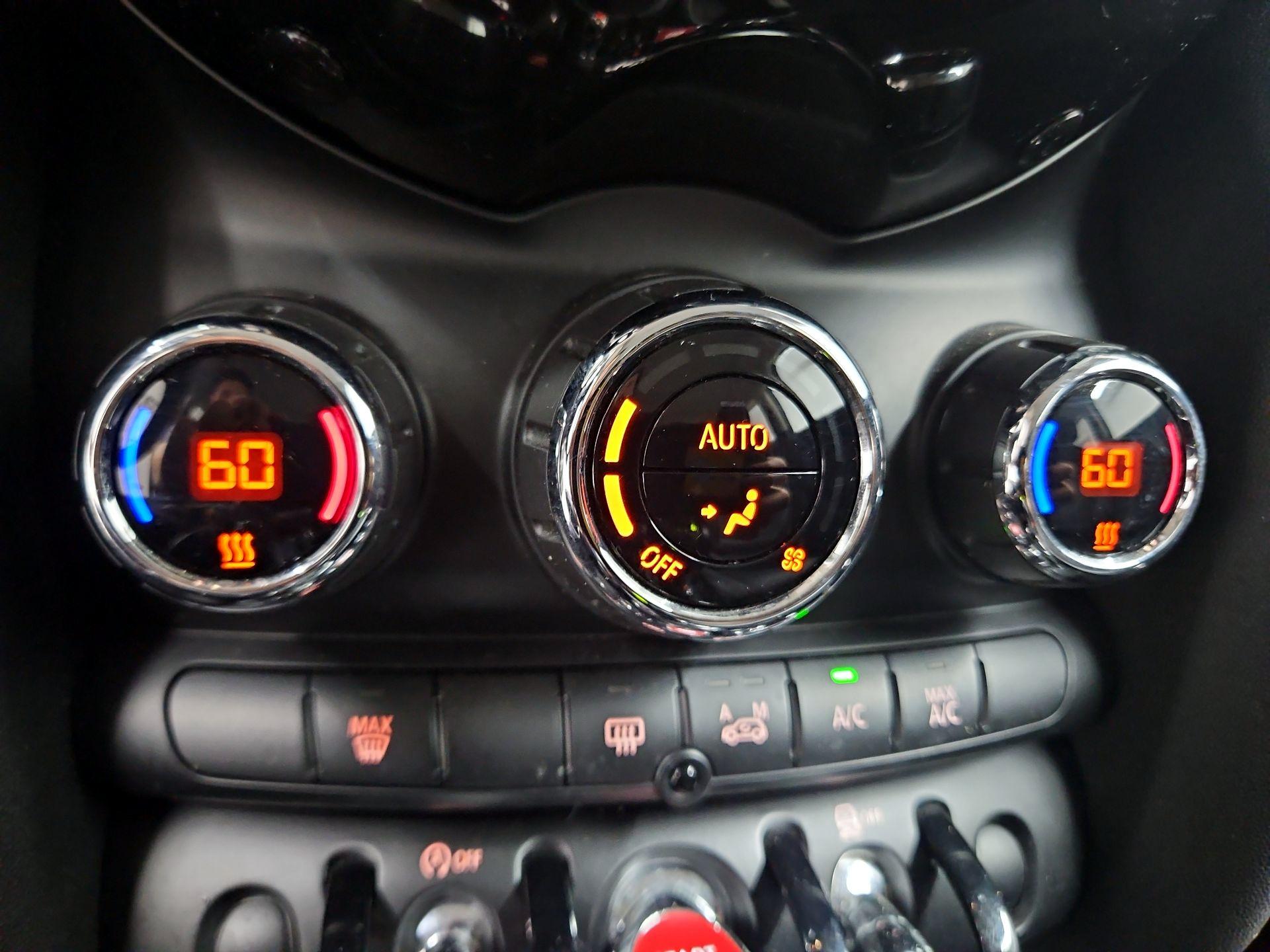 Thumbnail: 2015 MINI Cooper Hardtop - 16