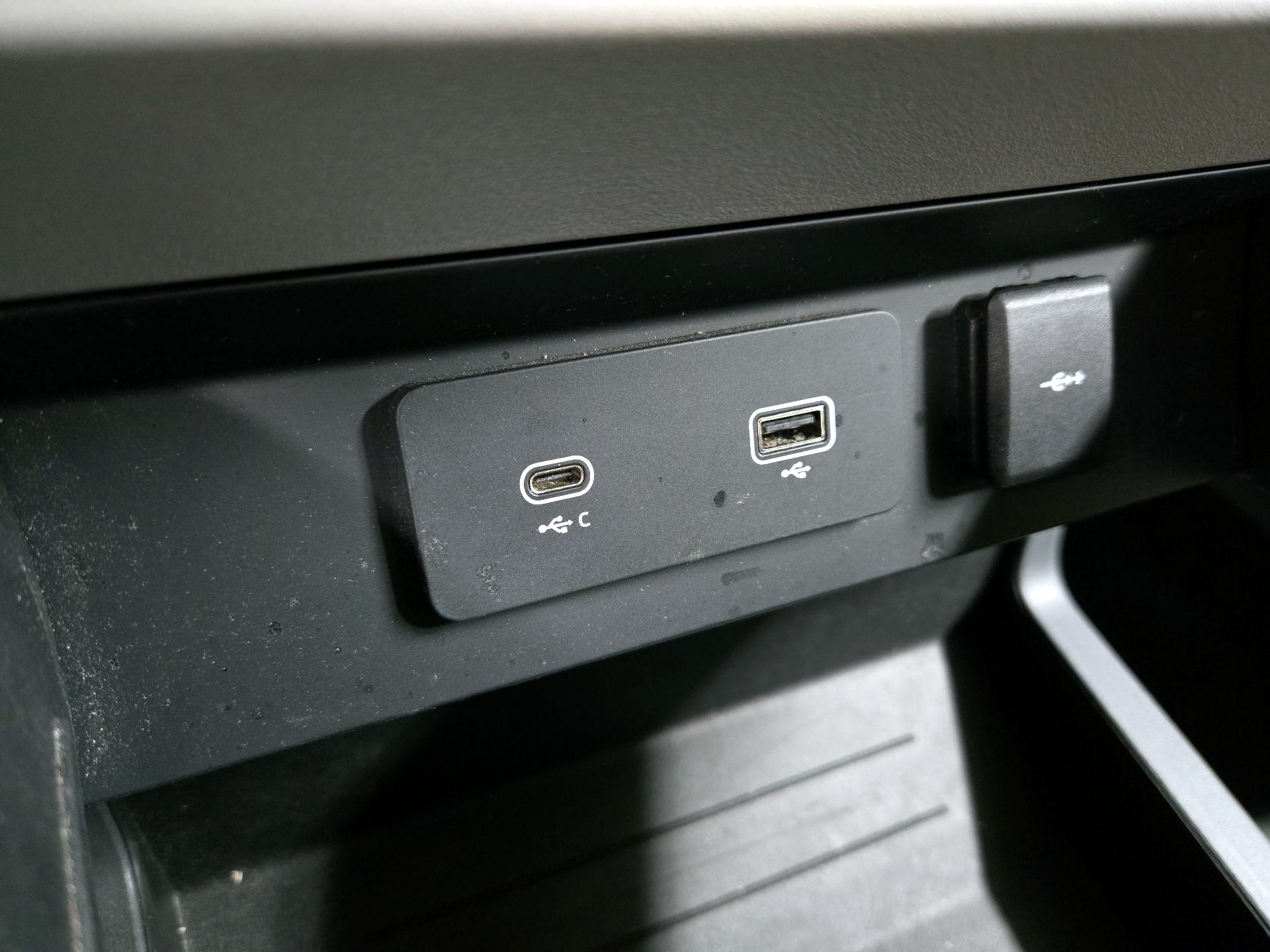 Thumbnail: 2020 Land Rover Defender - 19