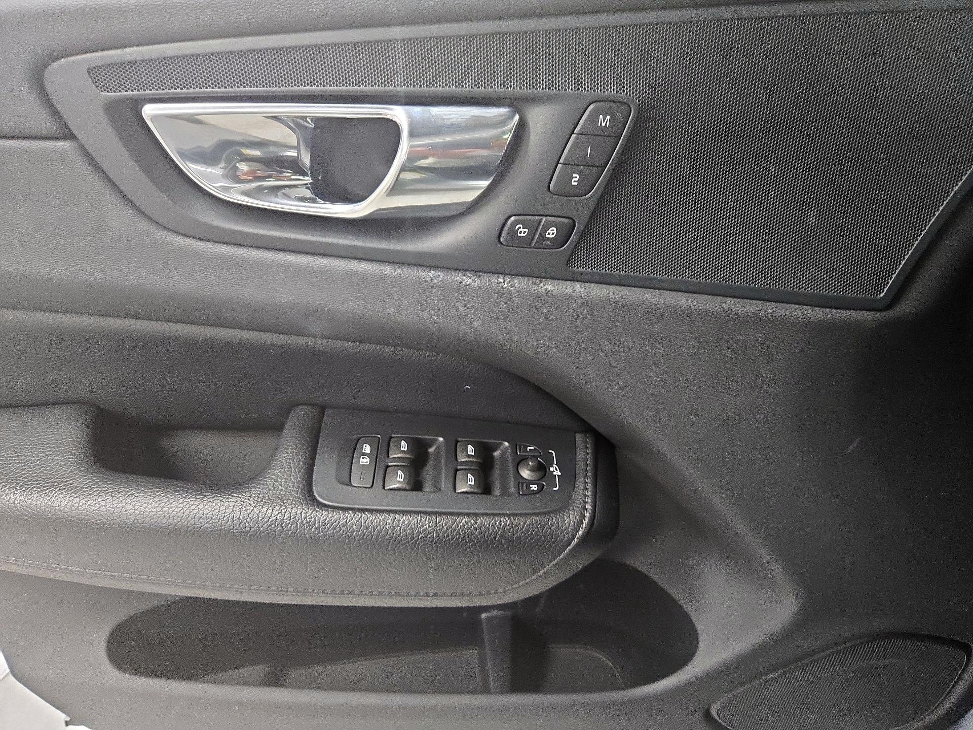 Thumbnail: 2018 Volvo XC60 - 12