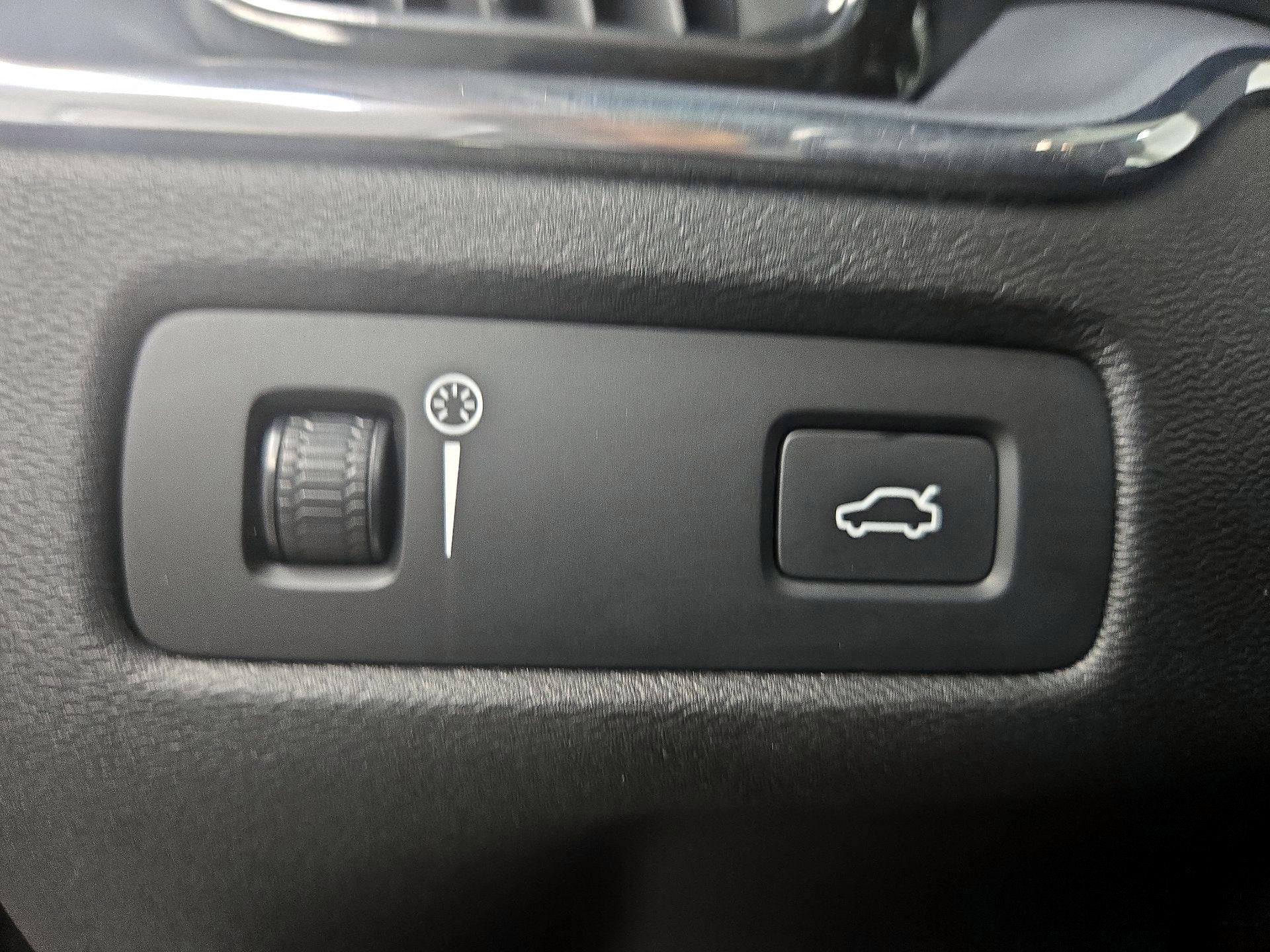 Thumbnail: 2018 Volvo XC60 - 13