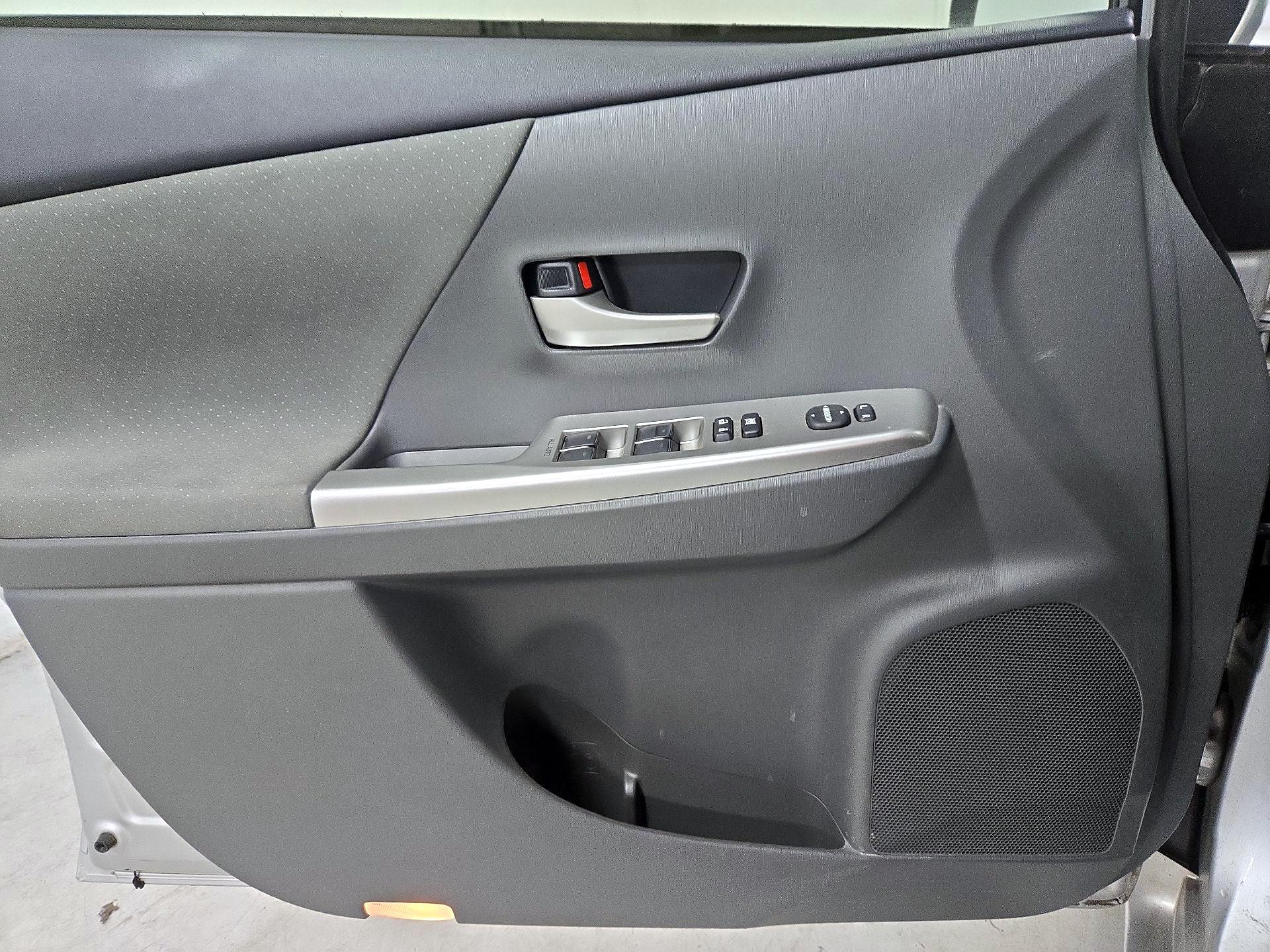 Thumbnail: 2014 Toyota Prius v - 12