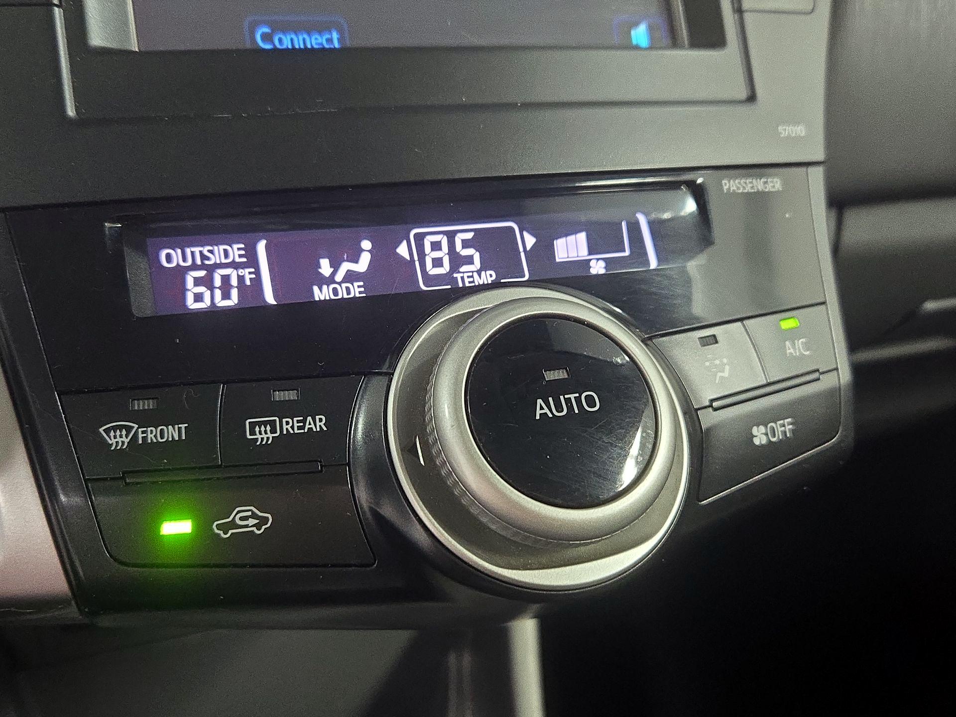 Thumbnail: 2014 Toyota Prius v - 15