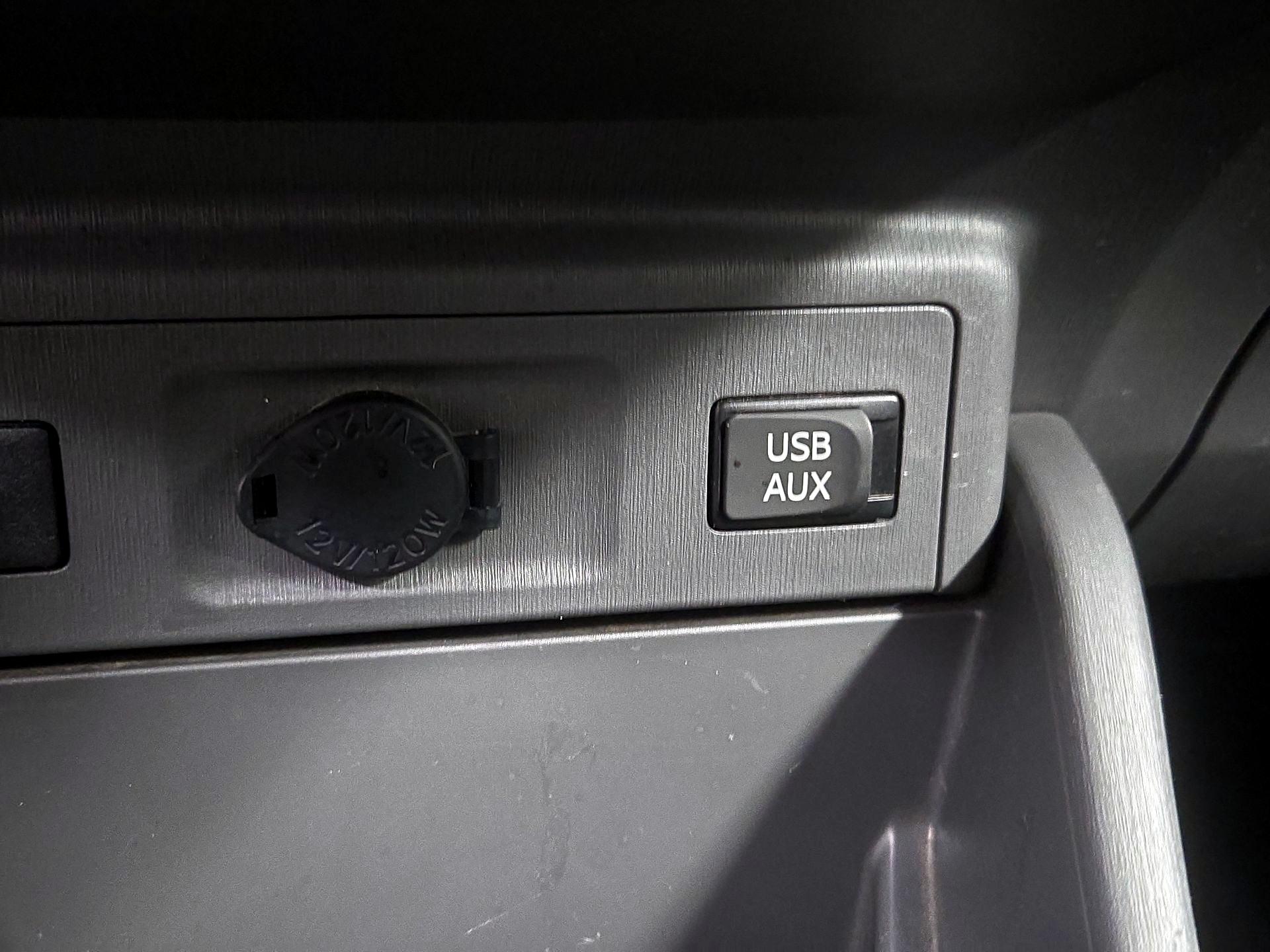 Thumbnail: 2014 Toyota Prius v - 17