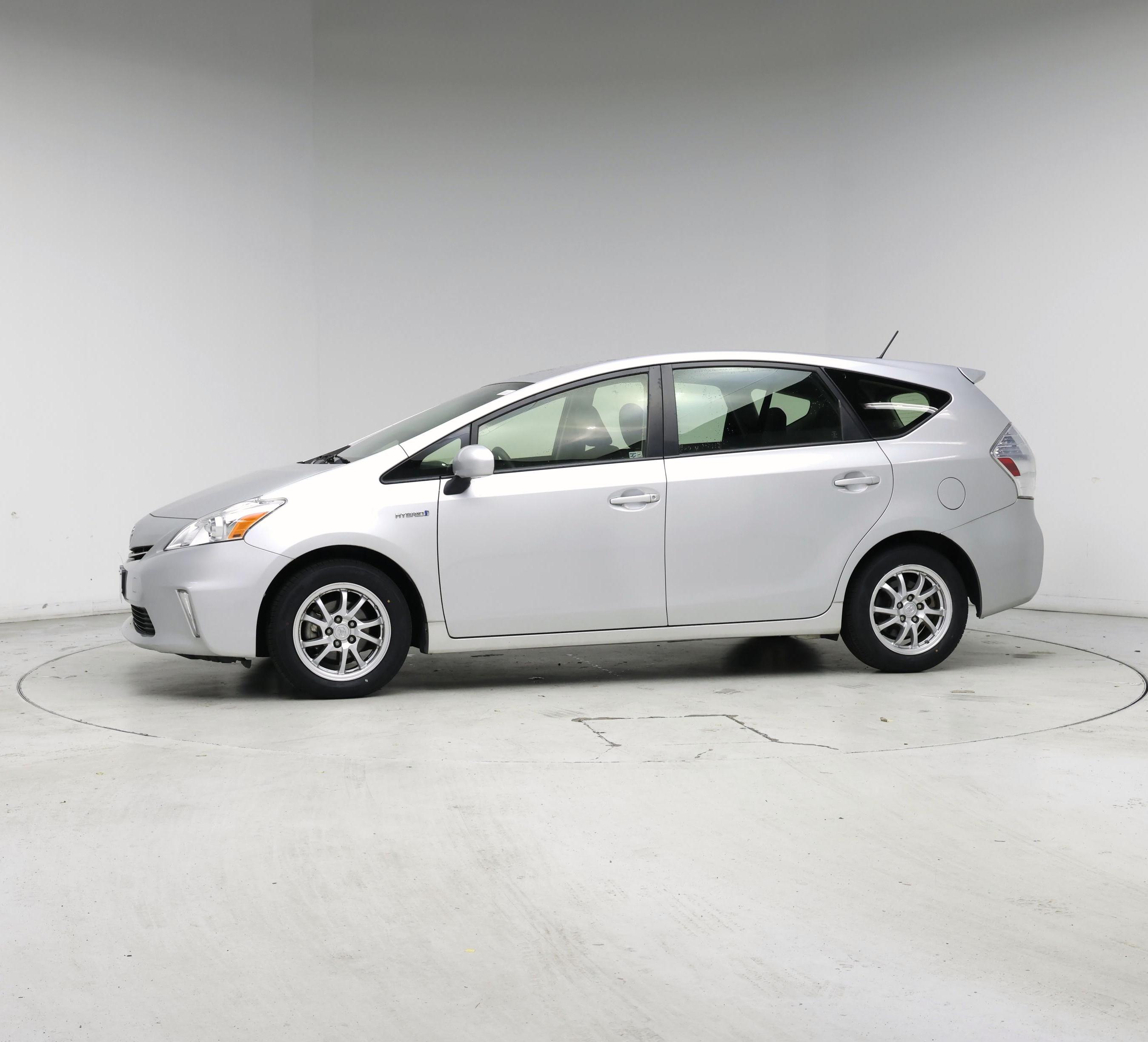 Thumbnail: 2014 Toyota Prius v - 3