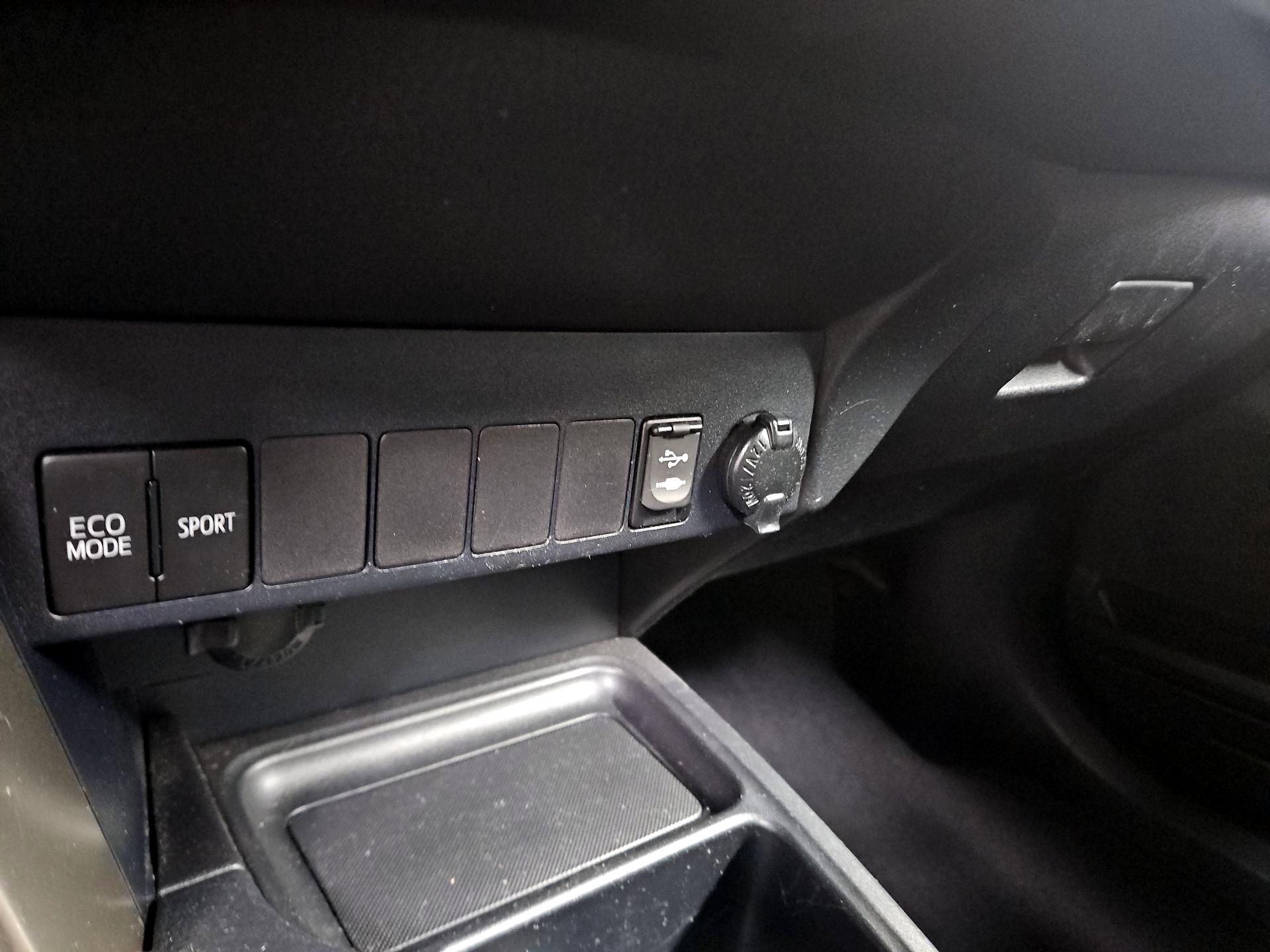Thumbnail: 2014 Toyota RAV4 - 18