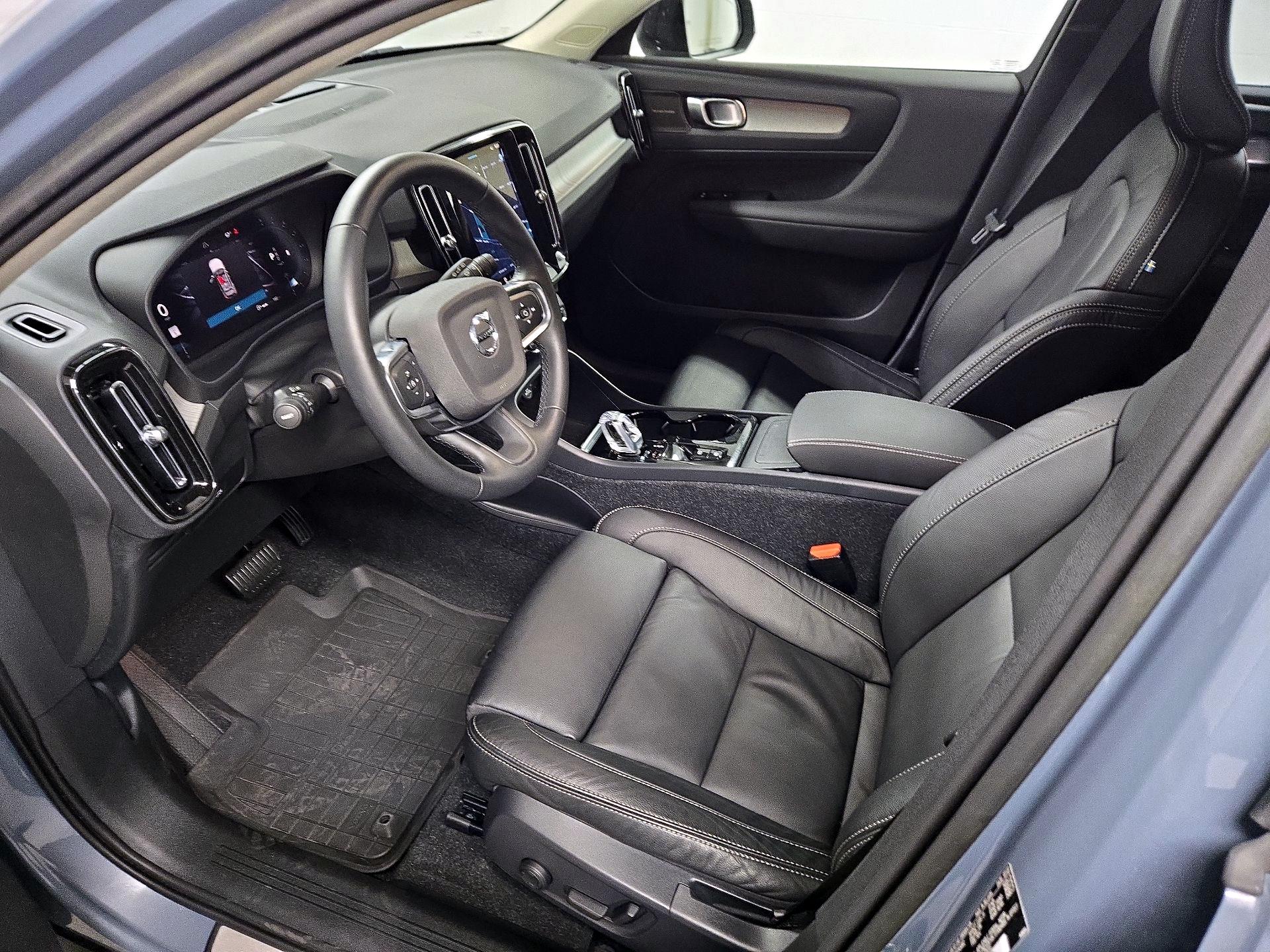 Thumbnail: 2023 Volvo XC40 - 11