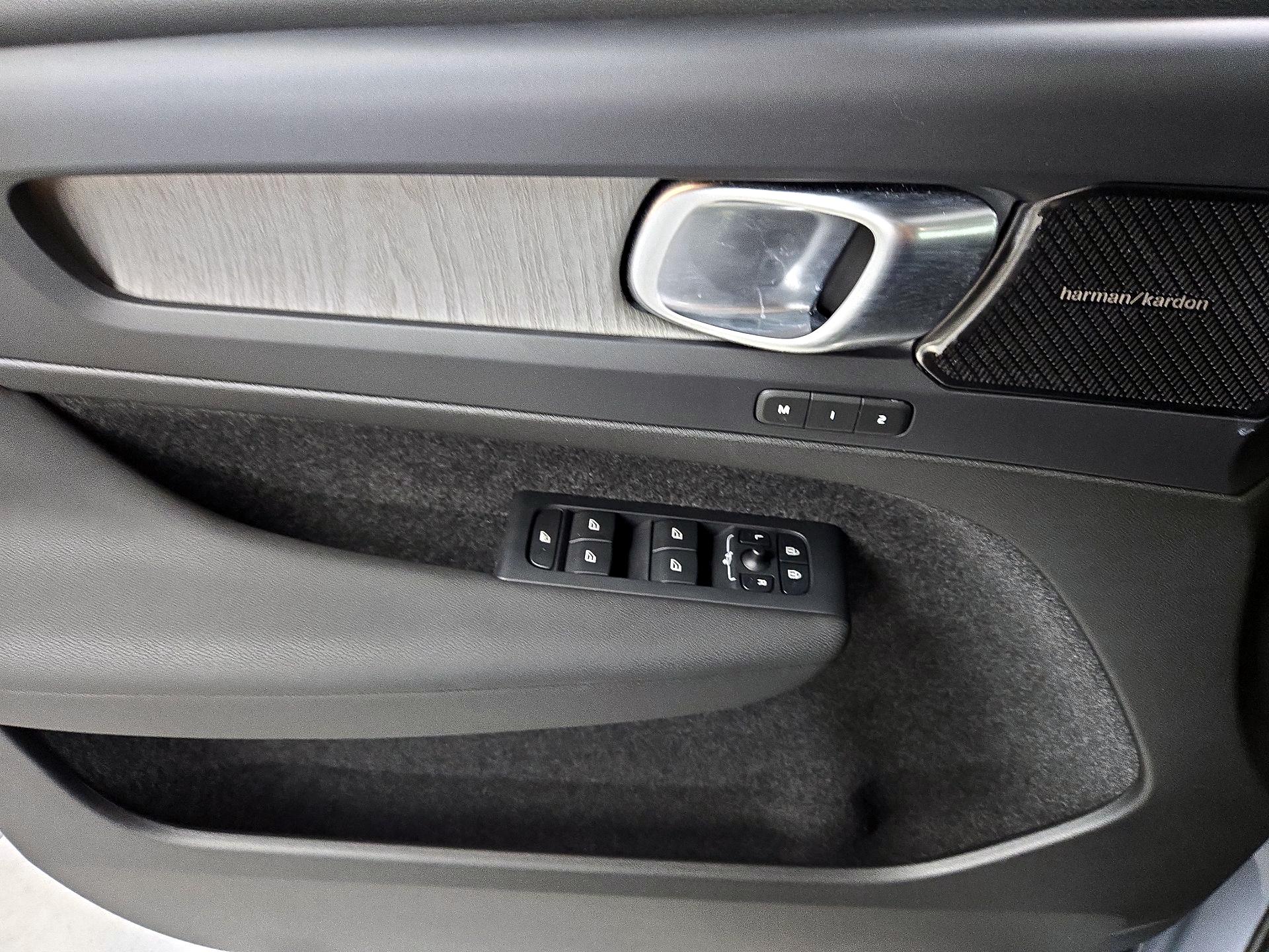 Thumbnail: 2023 Volvo XC40 - 12