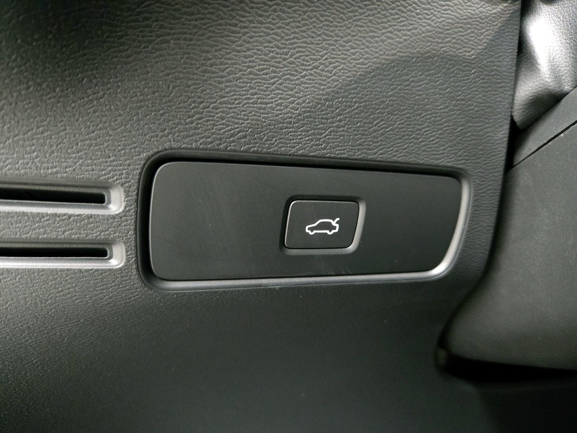 Thumbnail: 2023 Volvo XC40 - 13