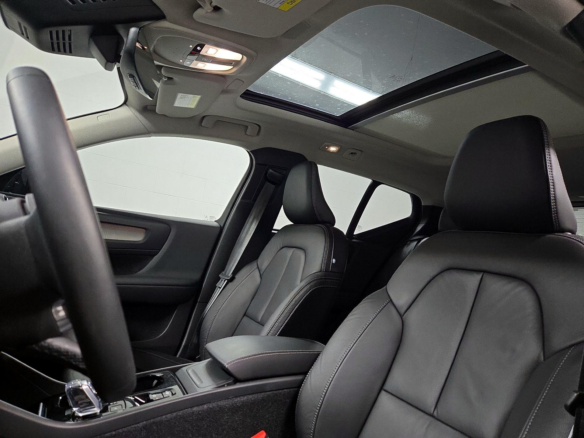 Thumbnail: 2023 Volvo XC40 - 20