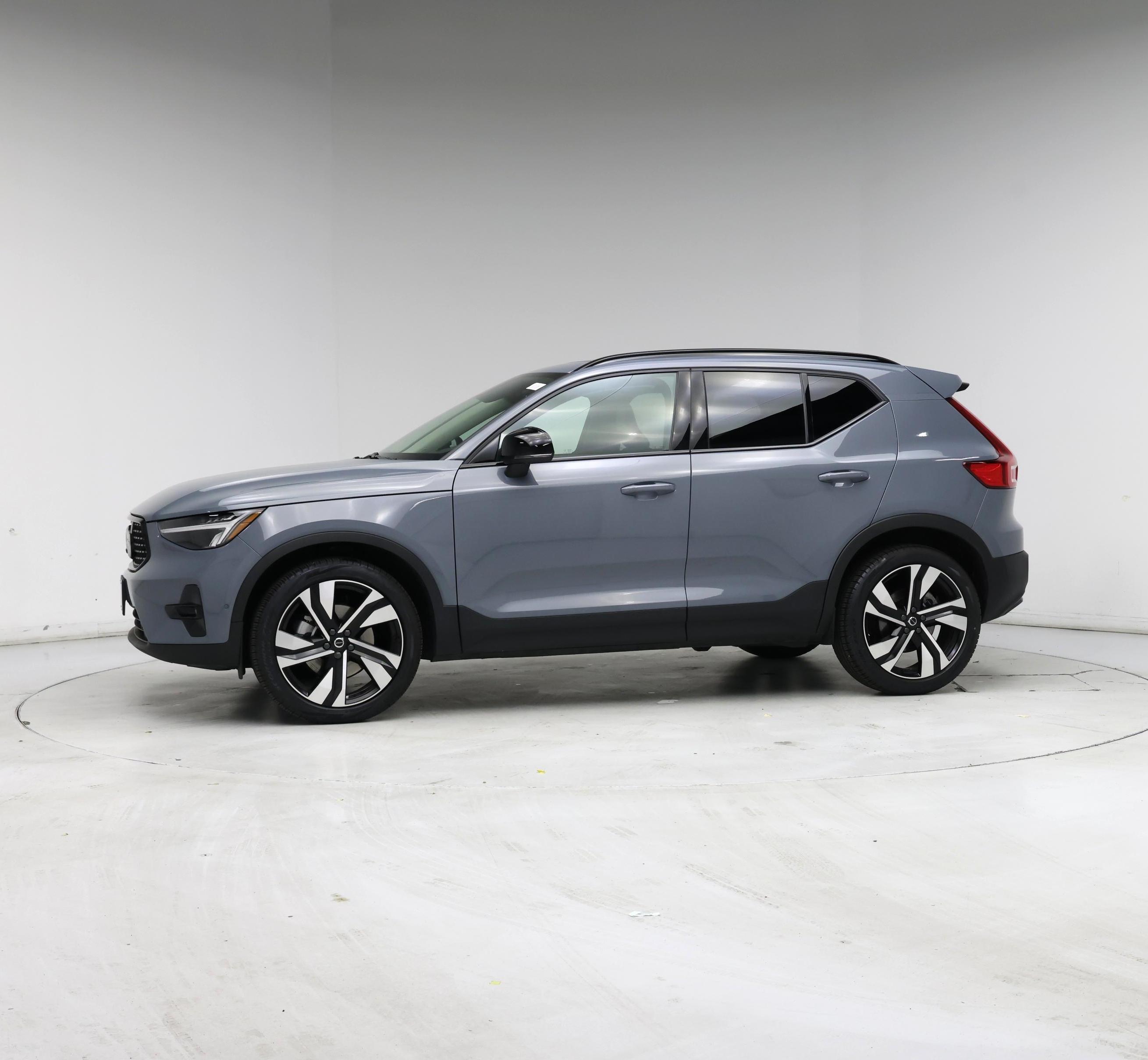 Thumbnail: 2023 Volvo XC40 - 3