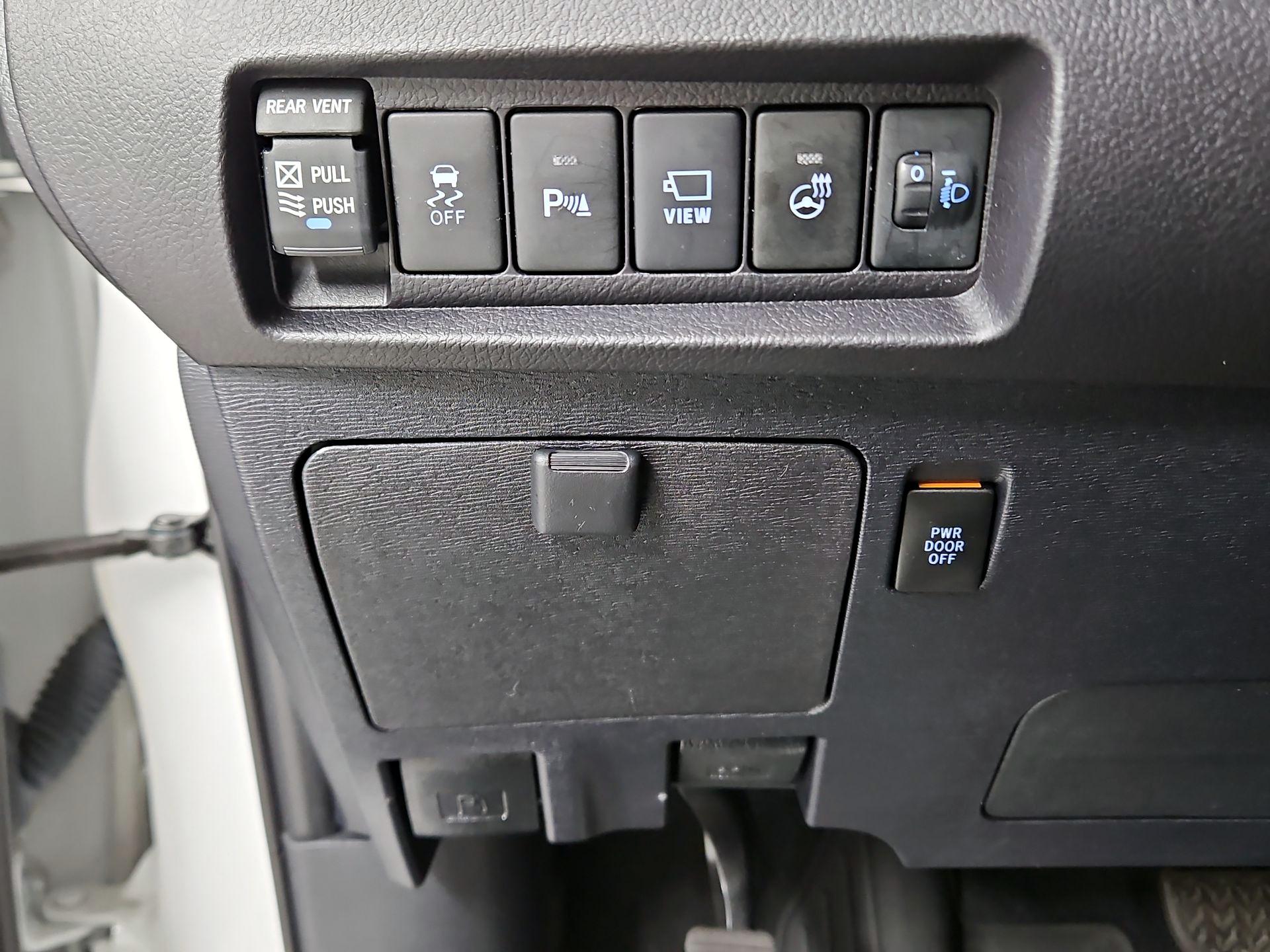 Thumbnail: 2020 Toyota Sienna - 13