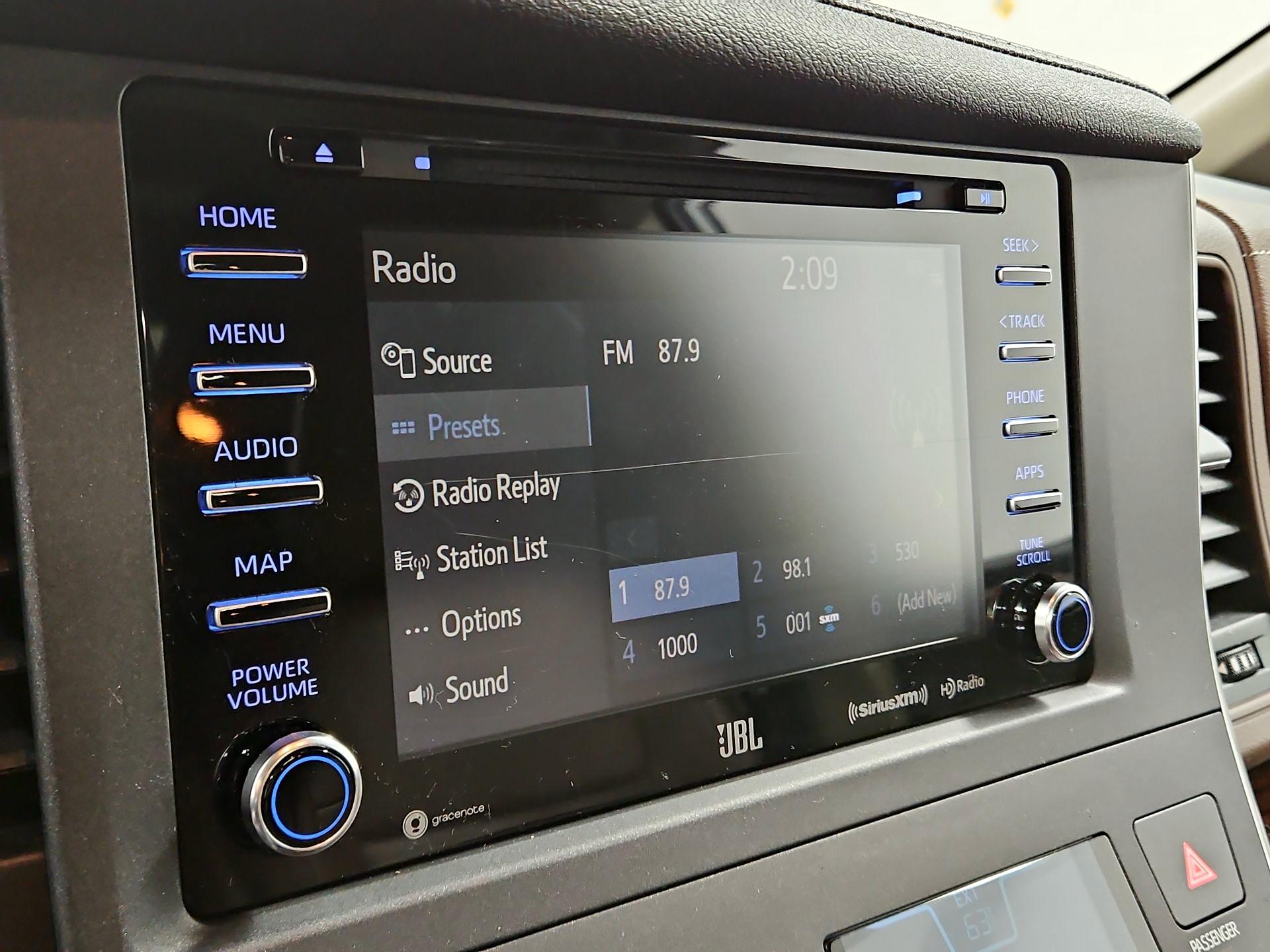 Thumbnail: 2020 Toyota Sienna - 16