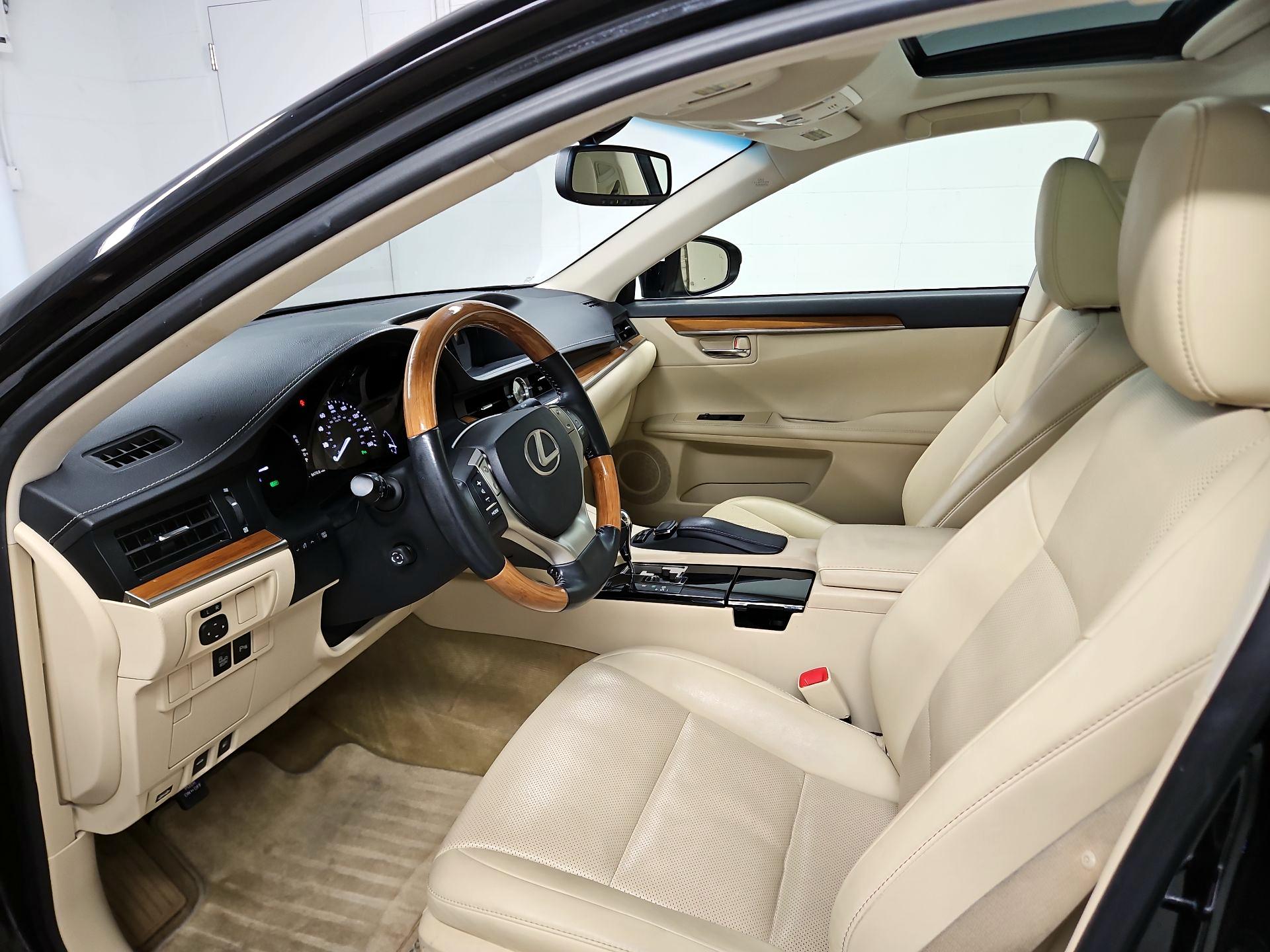 Thumbnail: 2015 Lexus ES - 11
